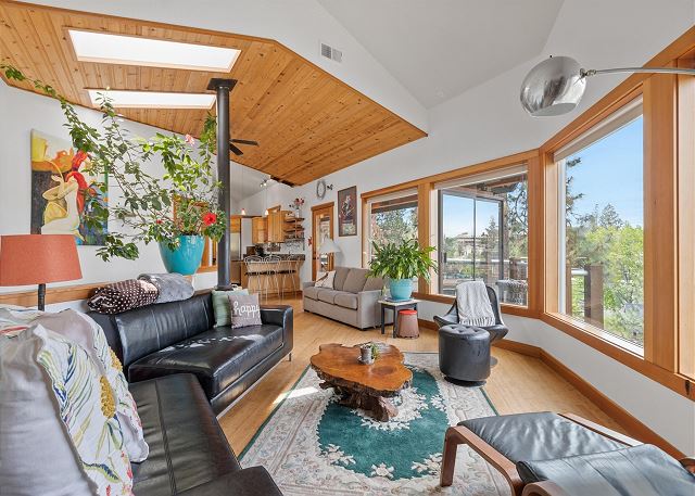 New! One-of-a-Kind Bend Retreat | Mountain Views | Walk to River