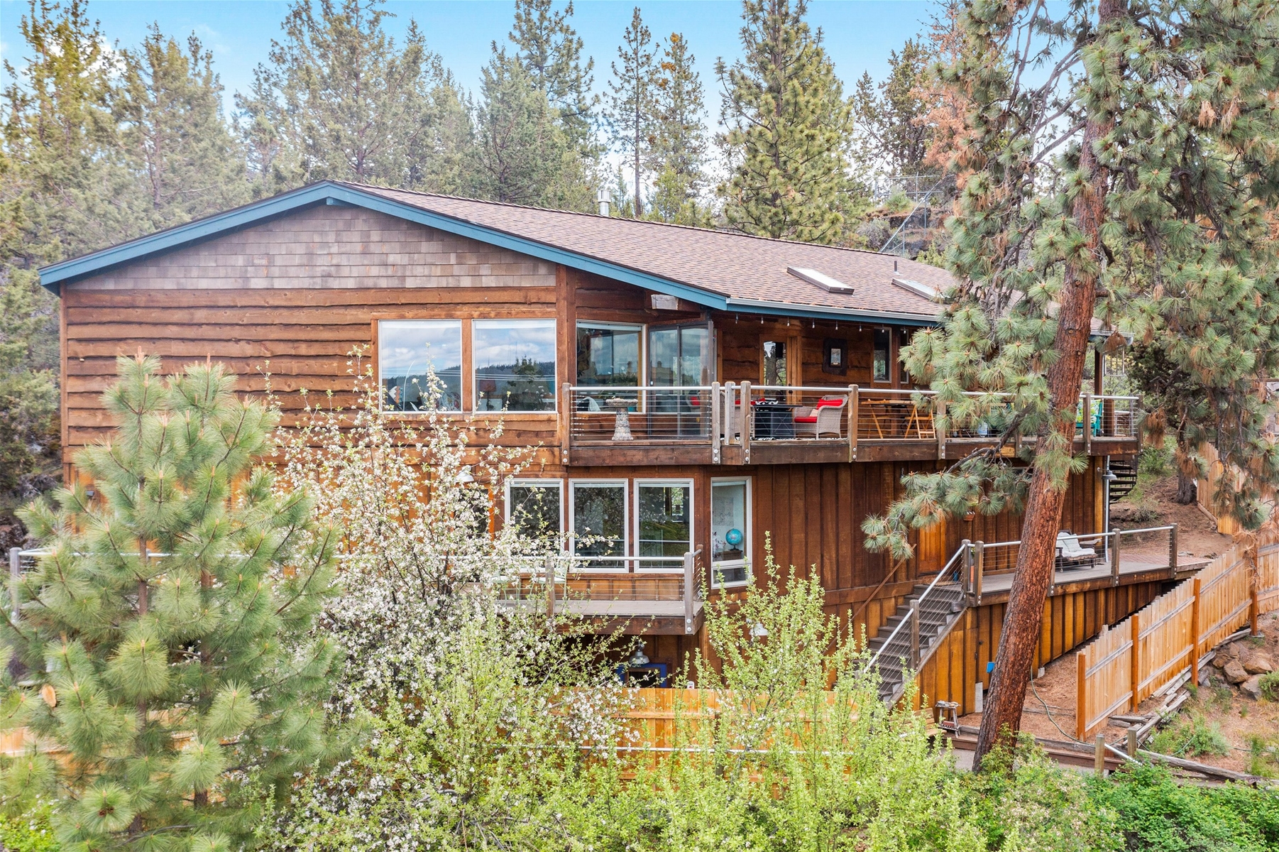 NW Elmwood, Gorgeous Views, Short stroll to Deschutes River, Sleeps 6, pet friendly for small dog