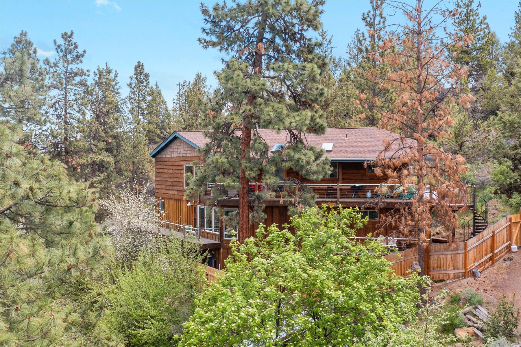 NW Elmwood, Gorgeous Views, Short stroll to Deschutes River, Sleeps 6, pet friendly for small dog