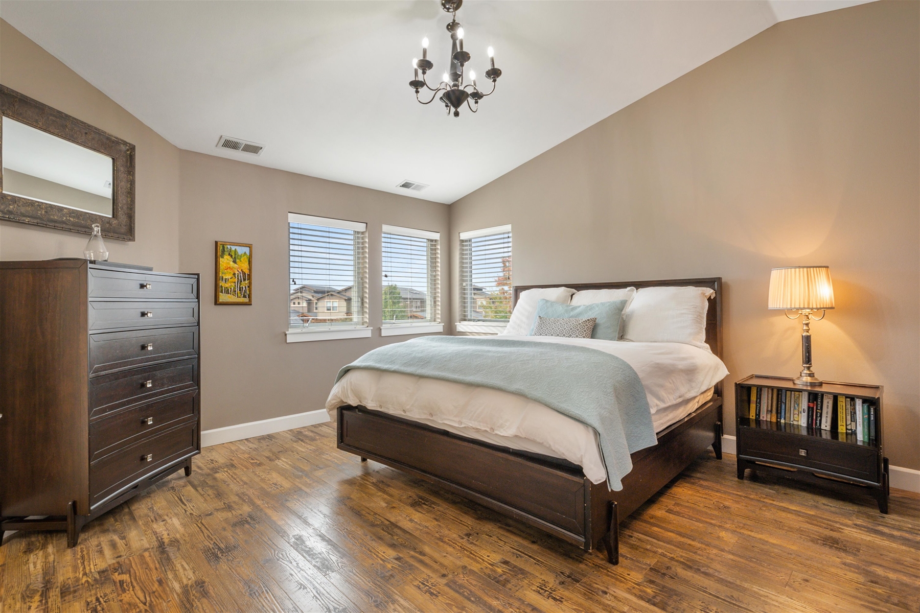 King main suite (upper level) 