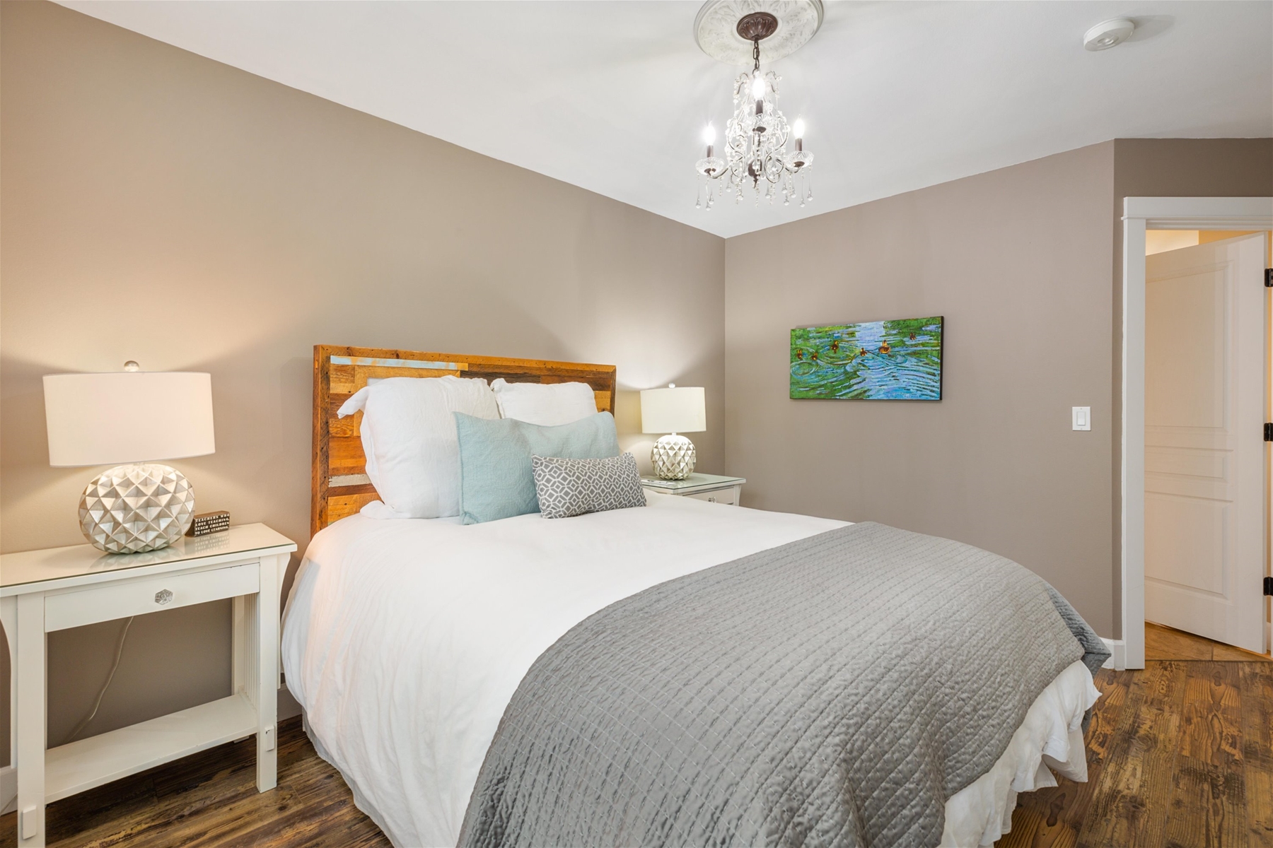 Bedroom 2: Queen guest room (upper level)