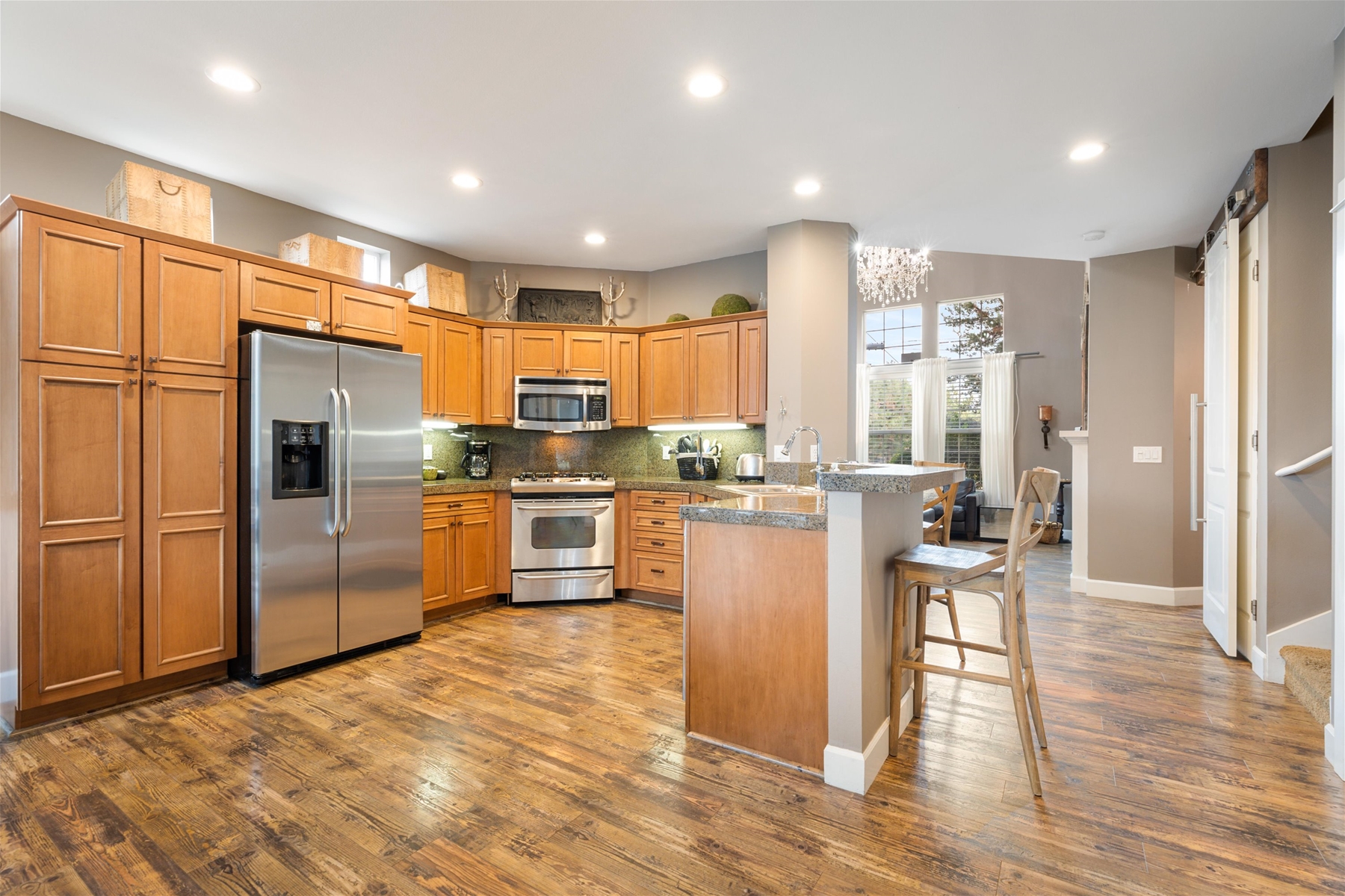 Large fully equipped gourmet kitchen – breakfast bar seating for 2.