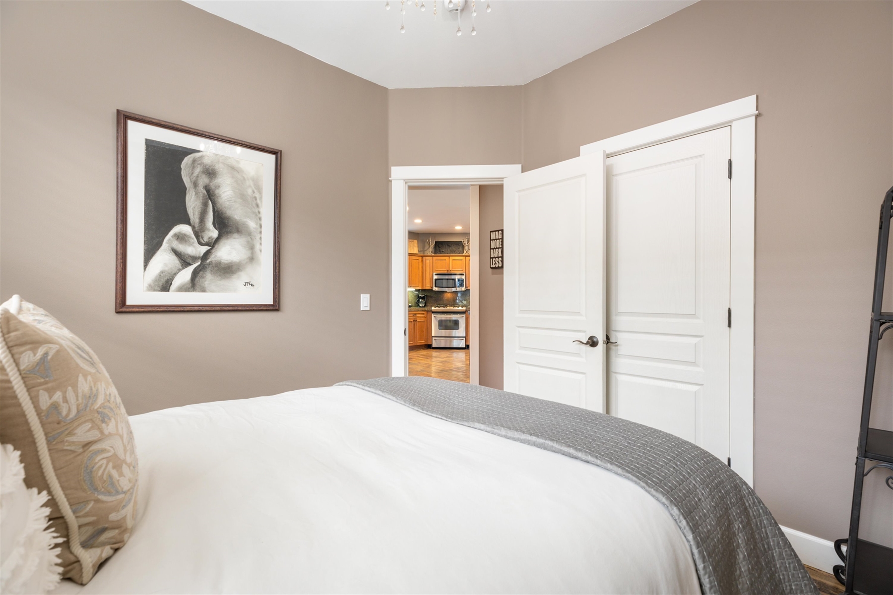 Bedroom 4: Queen guest room (lower level)