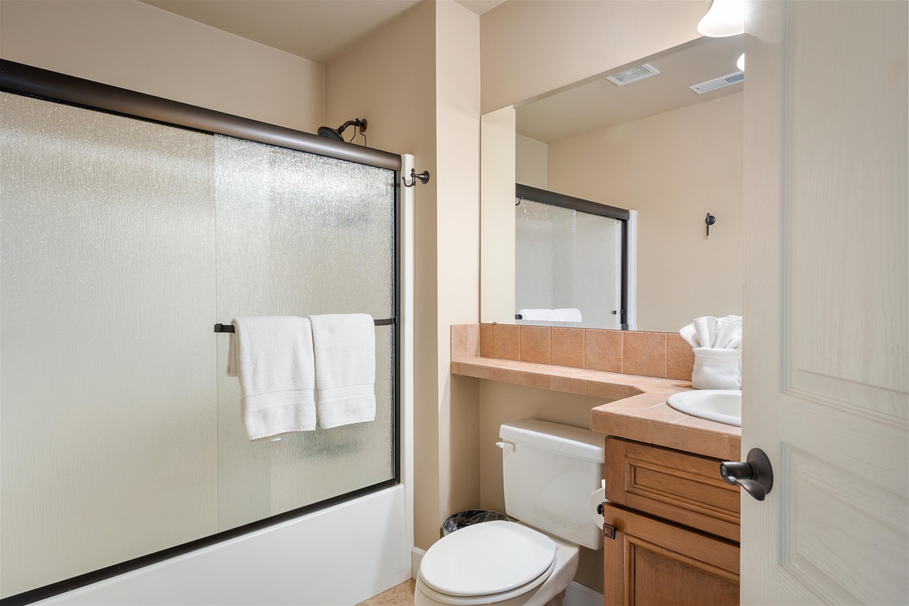 Queen suite with private bathroom (upper level) 
