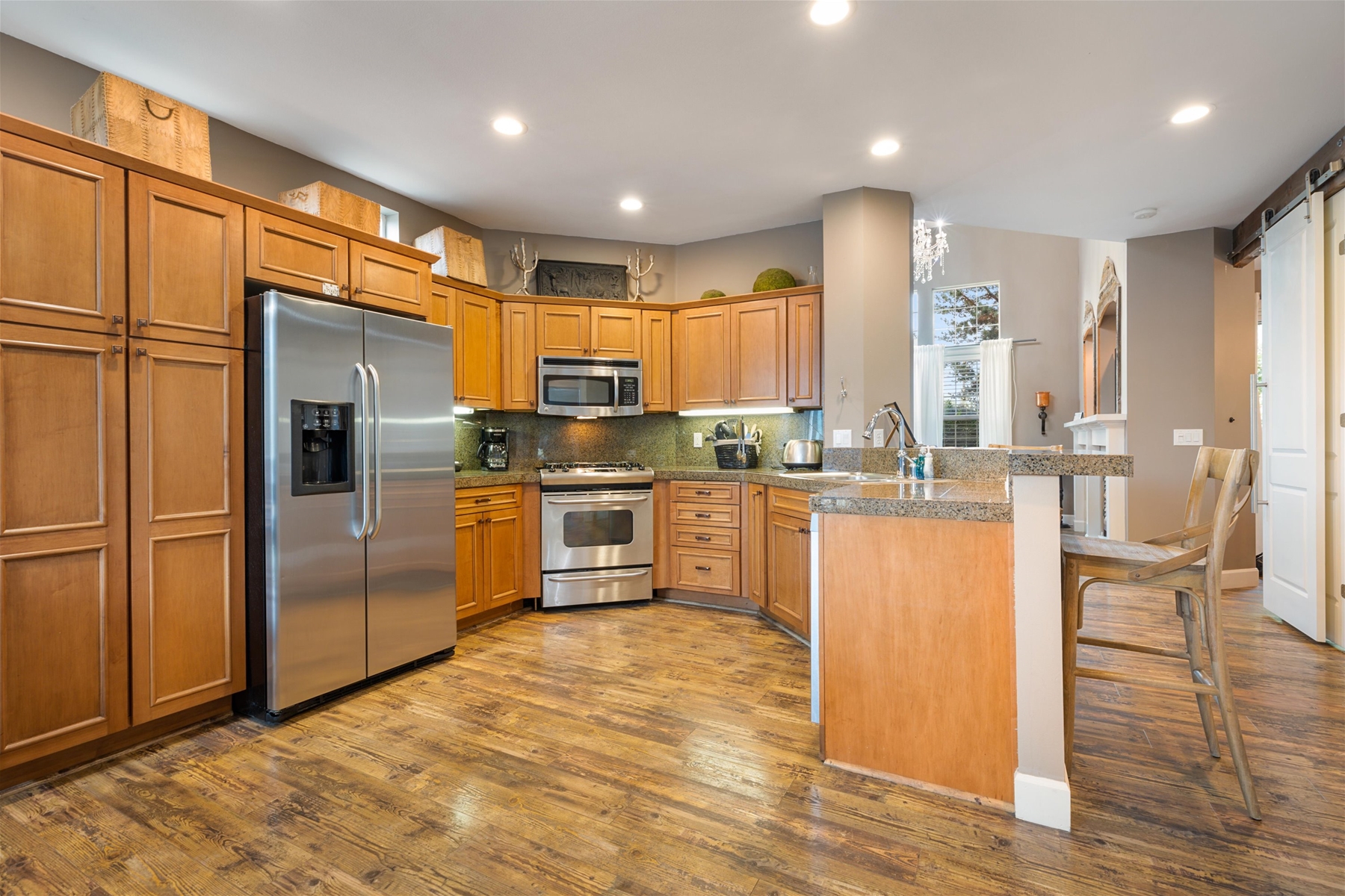 Large fully equipped gourmet kitchen – breakfast bar seating for 2.