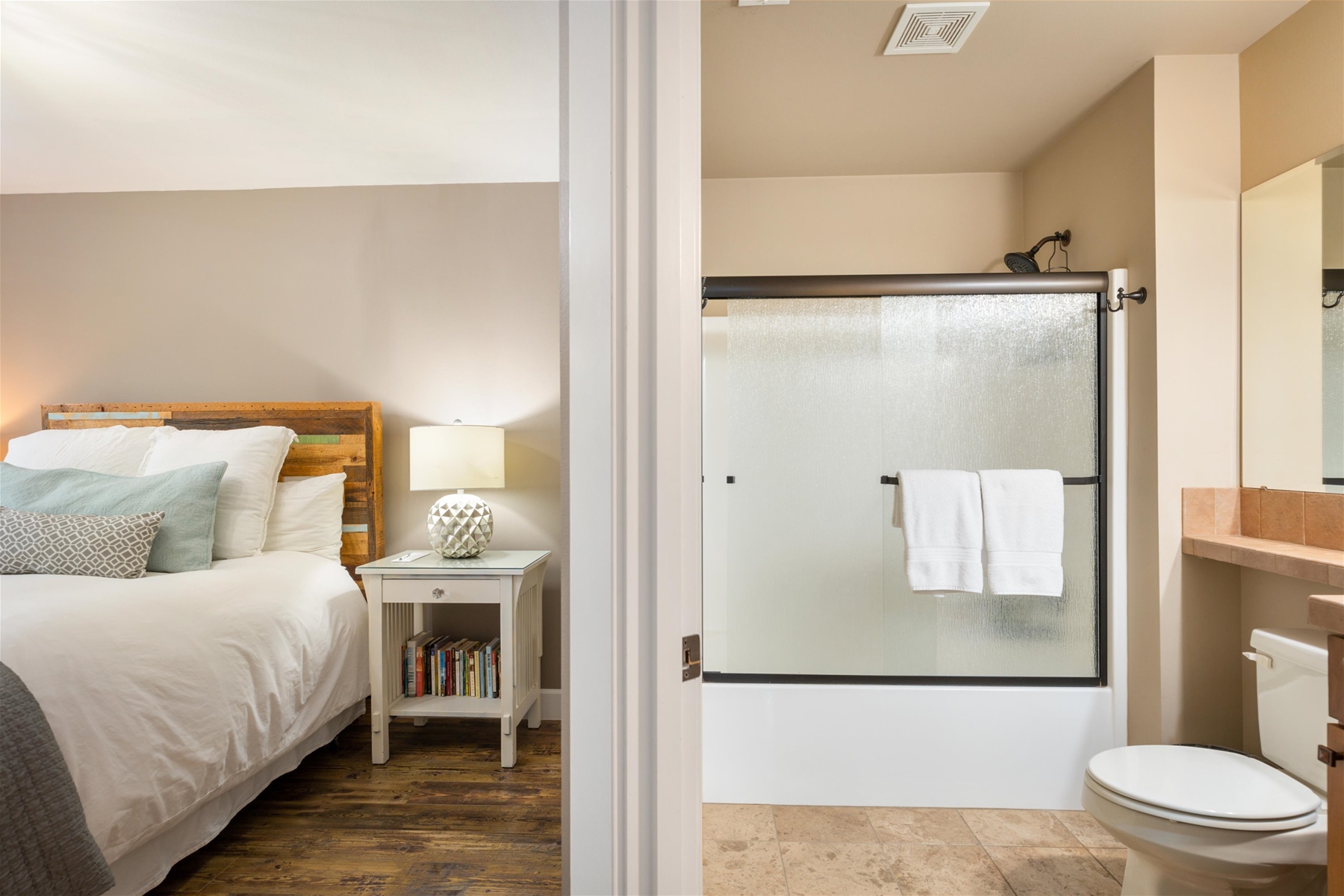 Queen suite with private bathroom (upper level) 