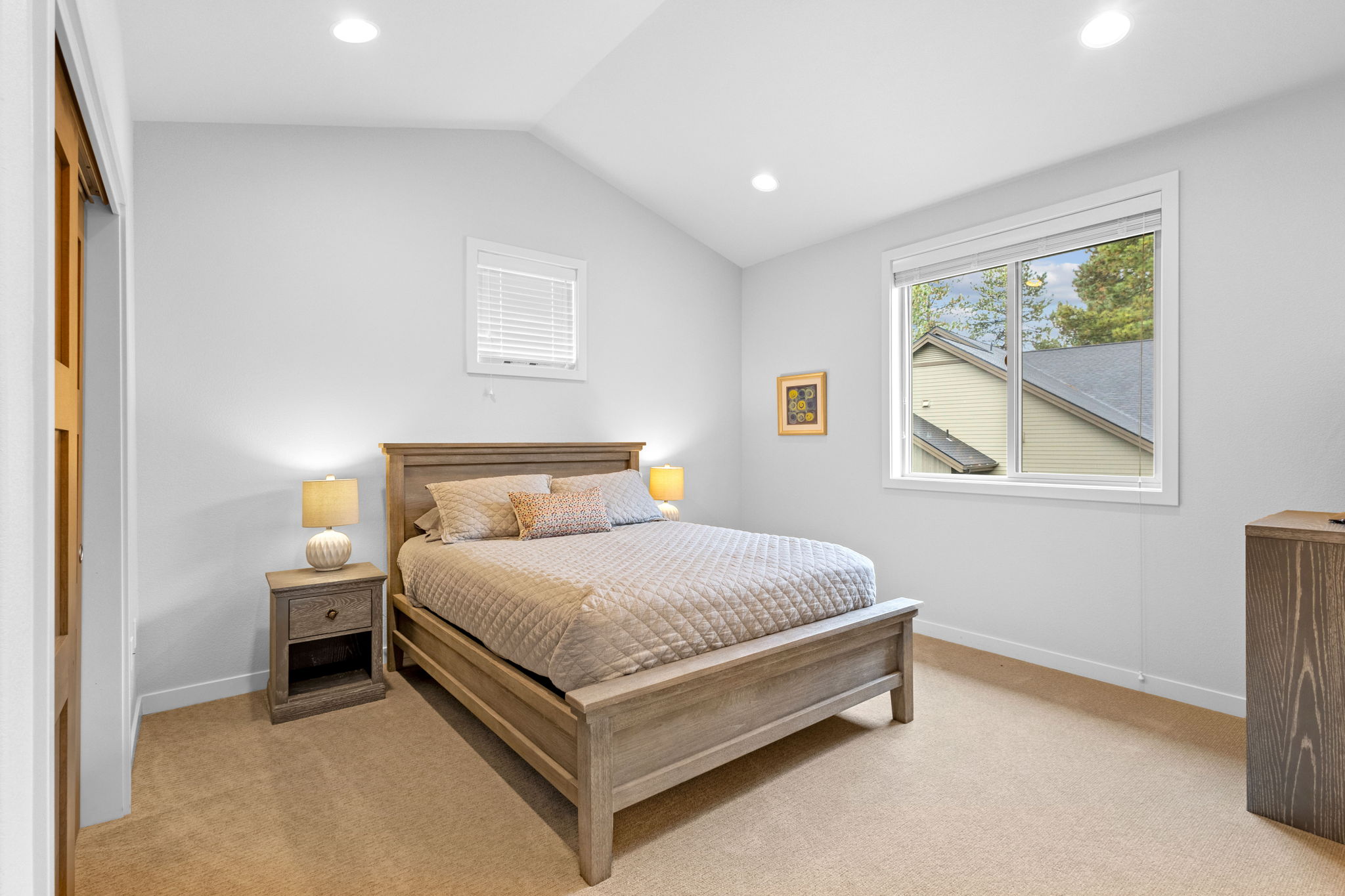 Queen guest room (upper level).
