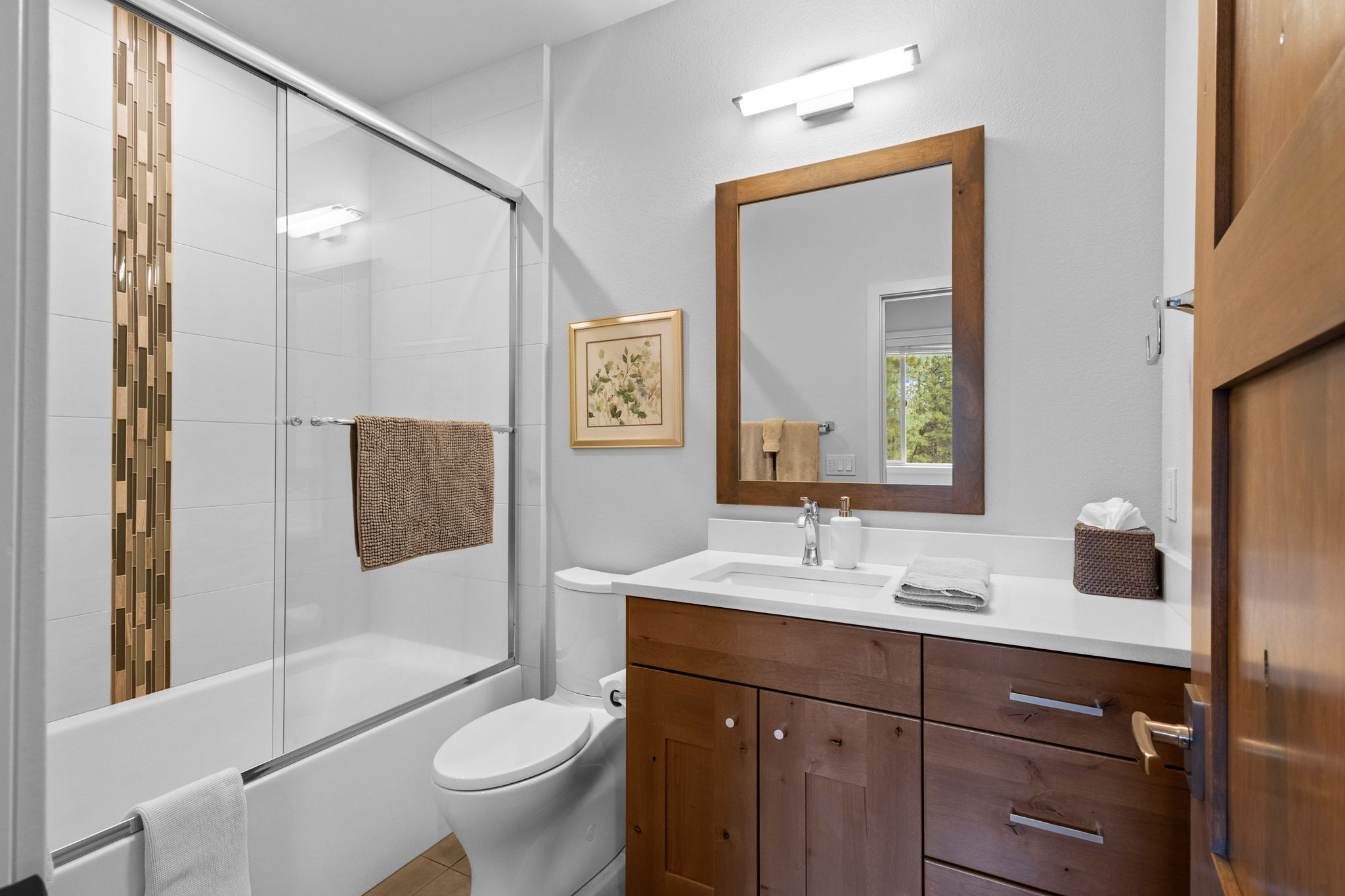 King guest bath (upper level).