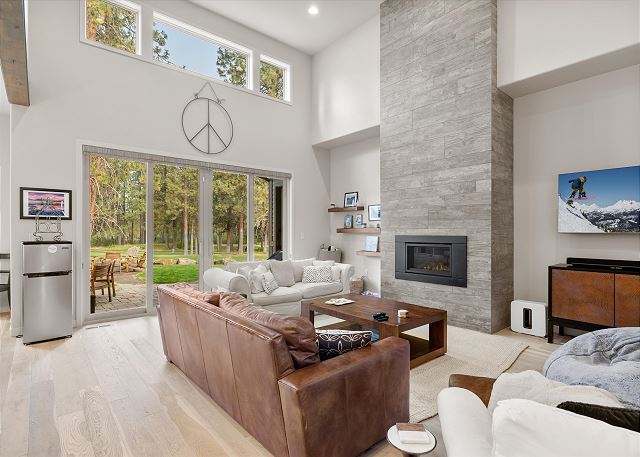 New Listing! Gorgeous Home | Hot Tub | Minutes to Mt. Bachelor