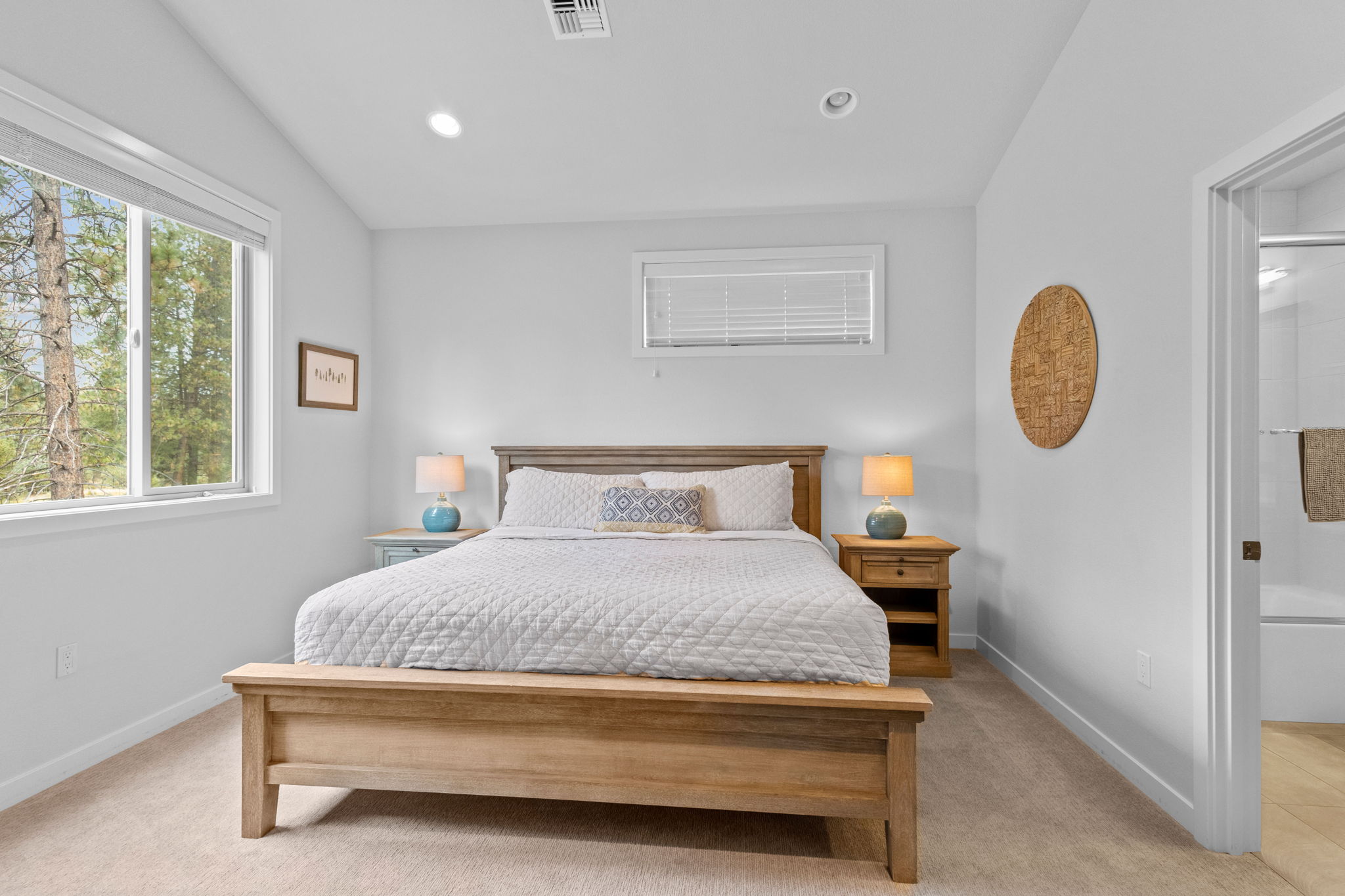 King guest room (upper level).