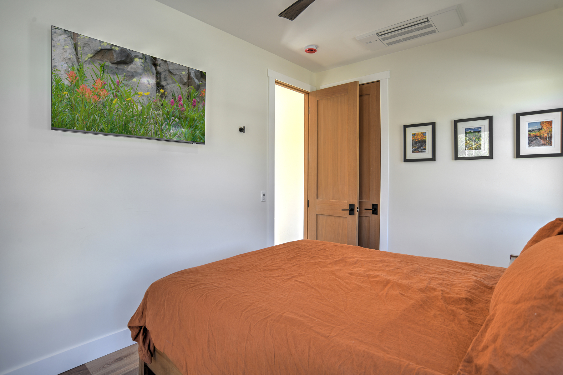 Relax and recharge in this cozy queen bedroom retreat. Beautiful views of the cliffs above Creede are right out the window!