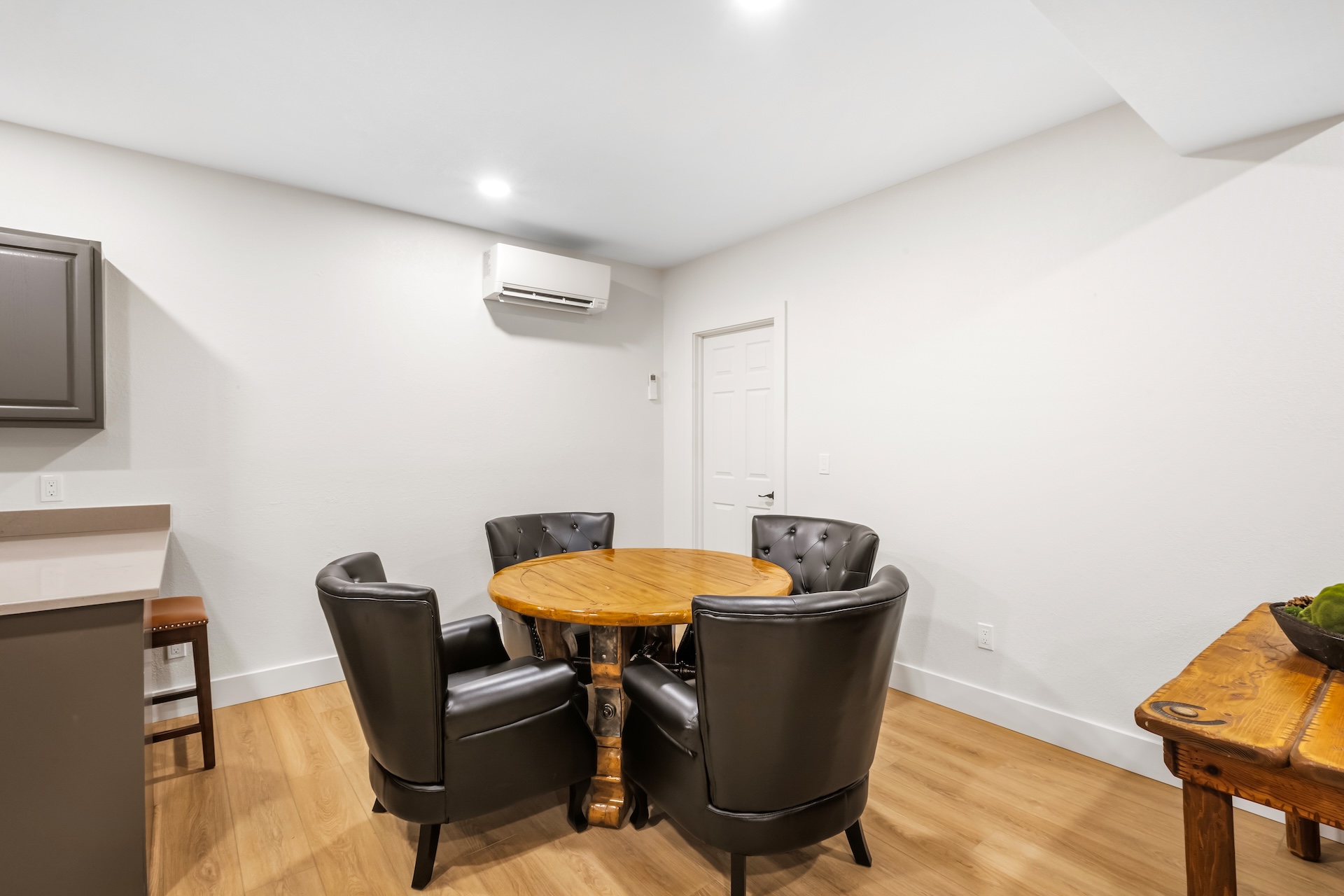 Dining space for 4. 
