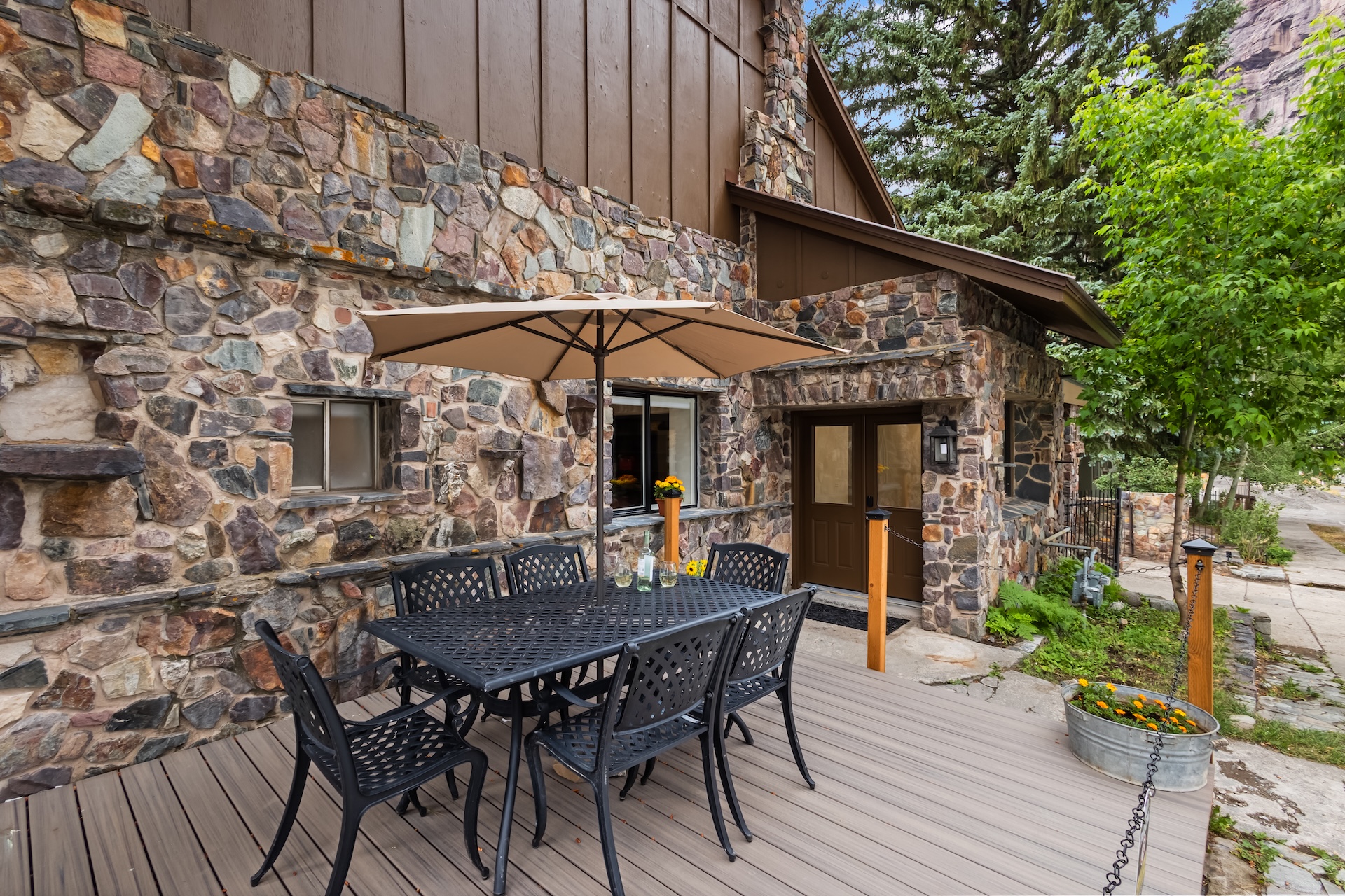 Lower side deck with outdoor dining space for 6 and mountain views.