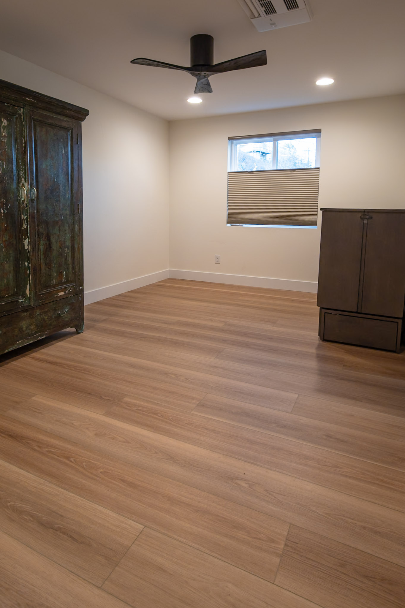 Second bedroom with a queen Murphy bed.