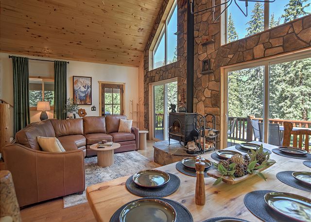New! Hillside Hideaway | Hot Tub | Mountain Views, 5 min to Lake