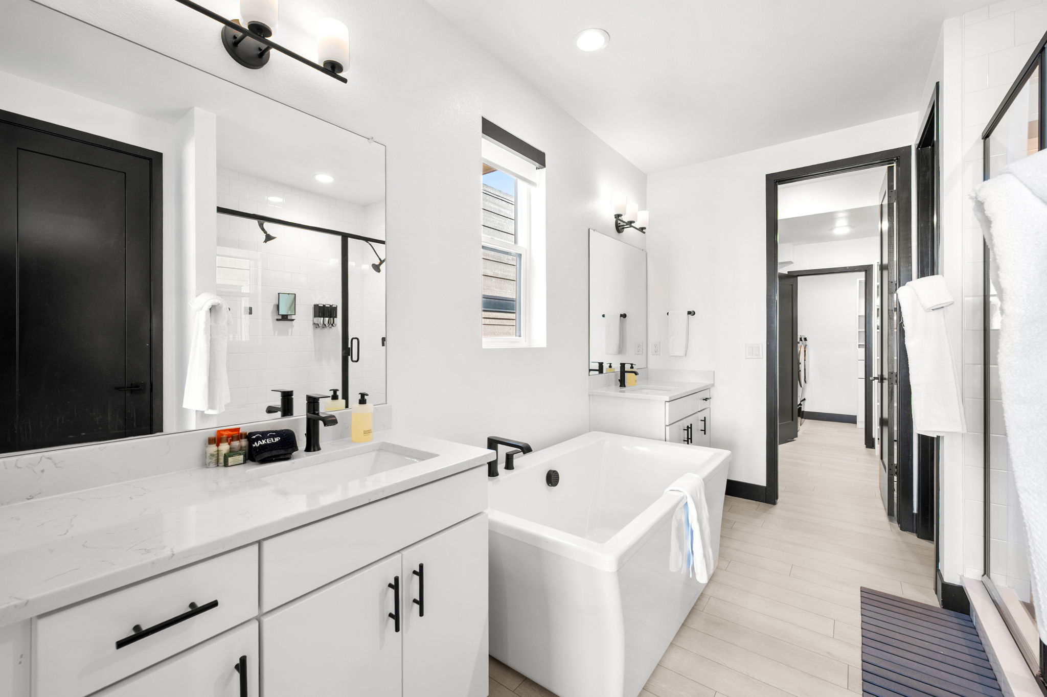 King Suite en-suite bathroom. 