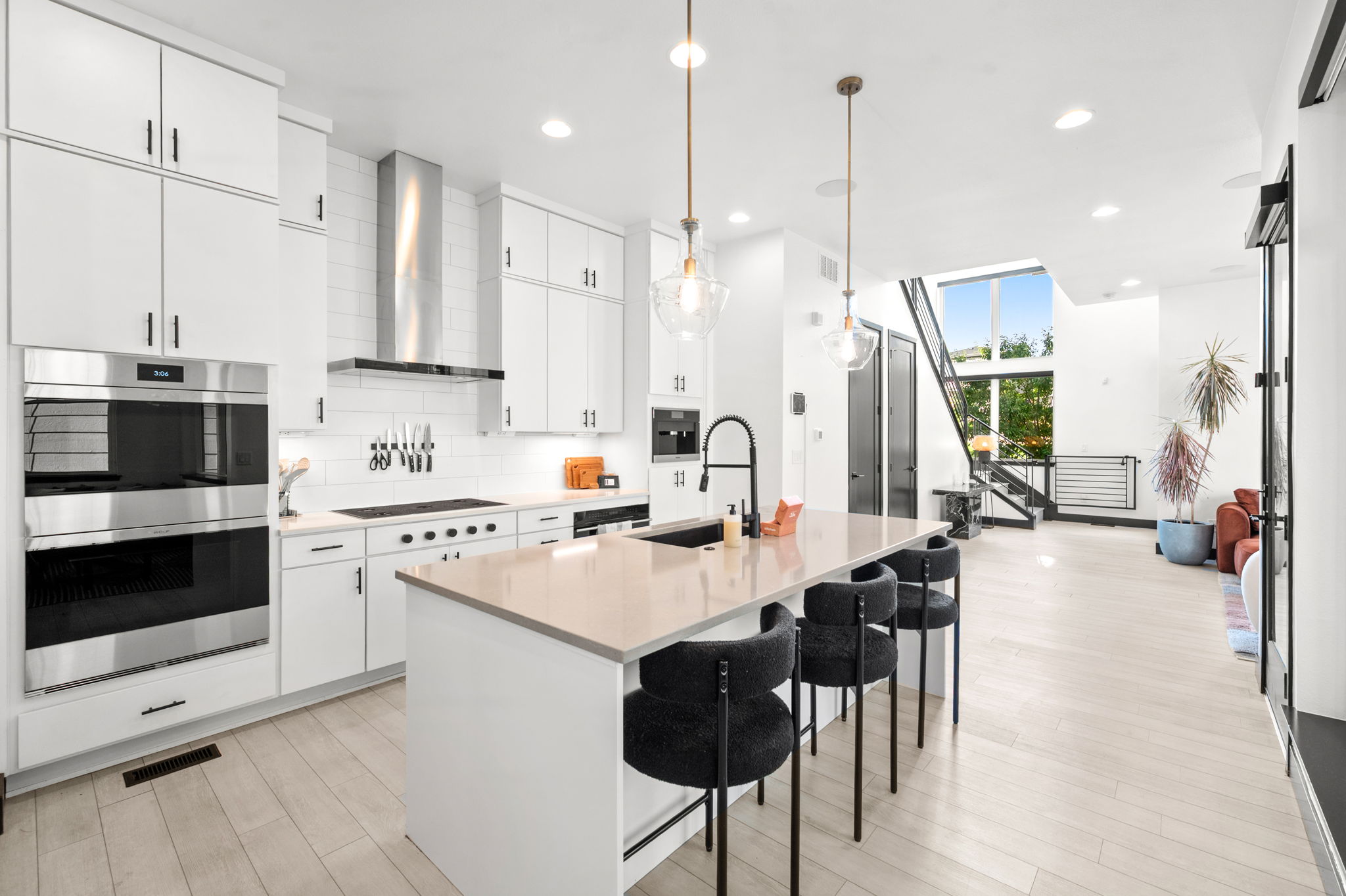 Whip up your favorite meals in this beautifully designed kitchen – includes breakfast bar seating for 3. 