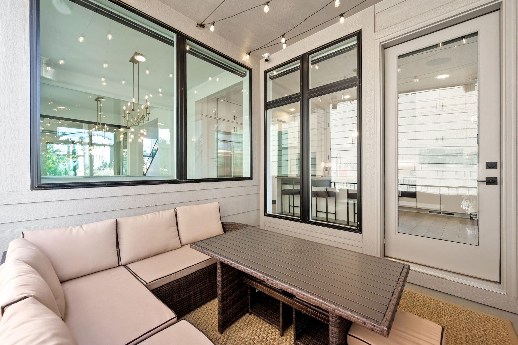 Enjoy a meal al fresco – outdoor seating for 6 on the patio.