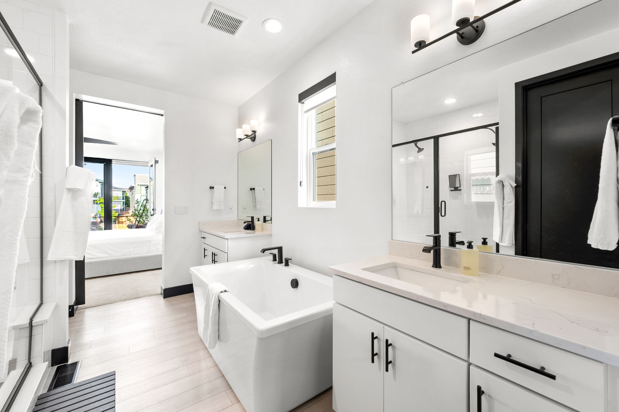 King Suite en-suite bathroom. 