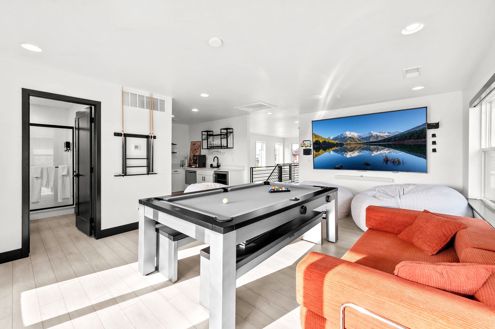 Game room with 100