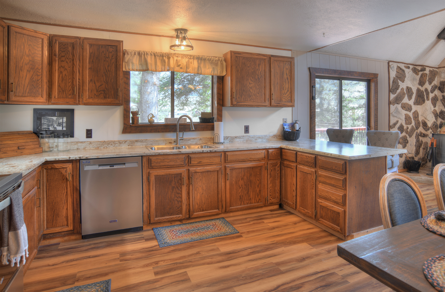 Fully equipped kitchen with dining area.