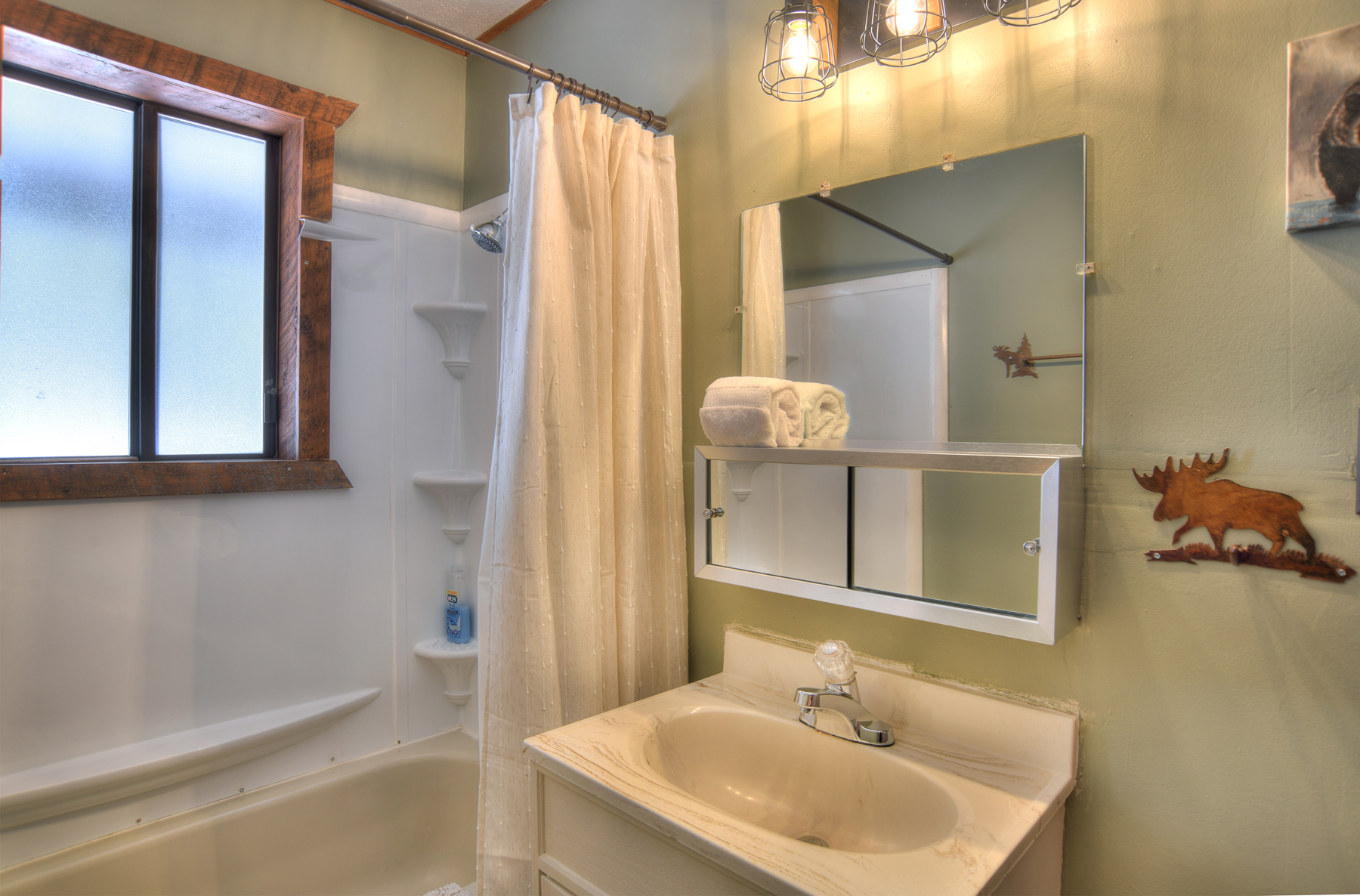 Main level shared bathroom.