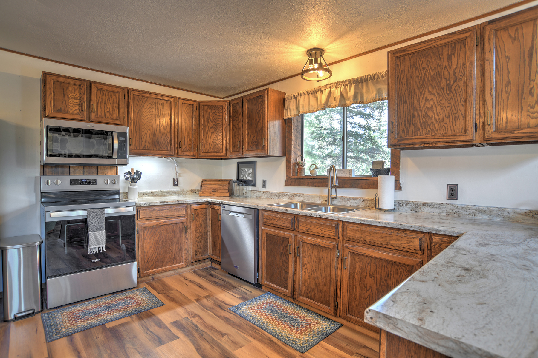 Fully equipped kitchen with dining area.
