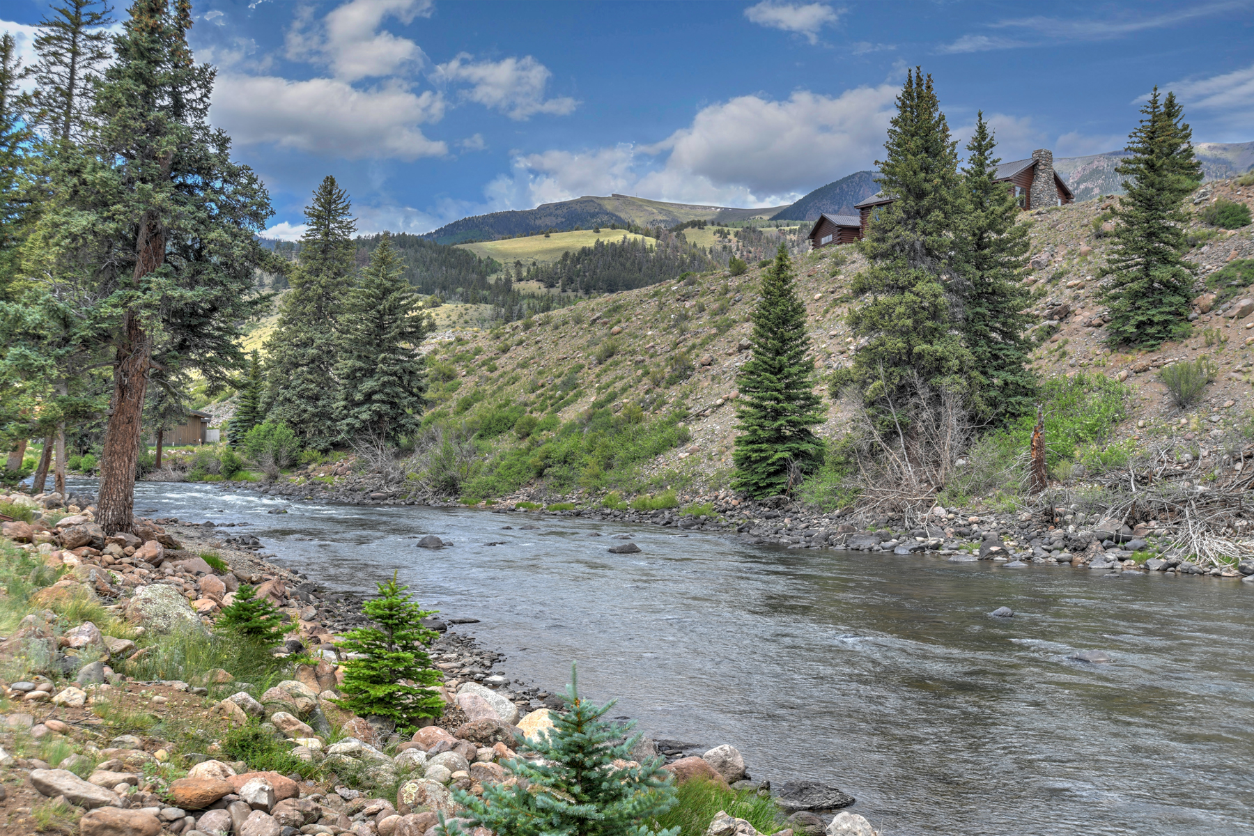 Walkable to the Rio Grande River, guests do have river access. 