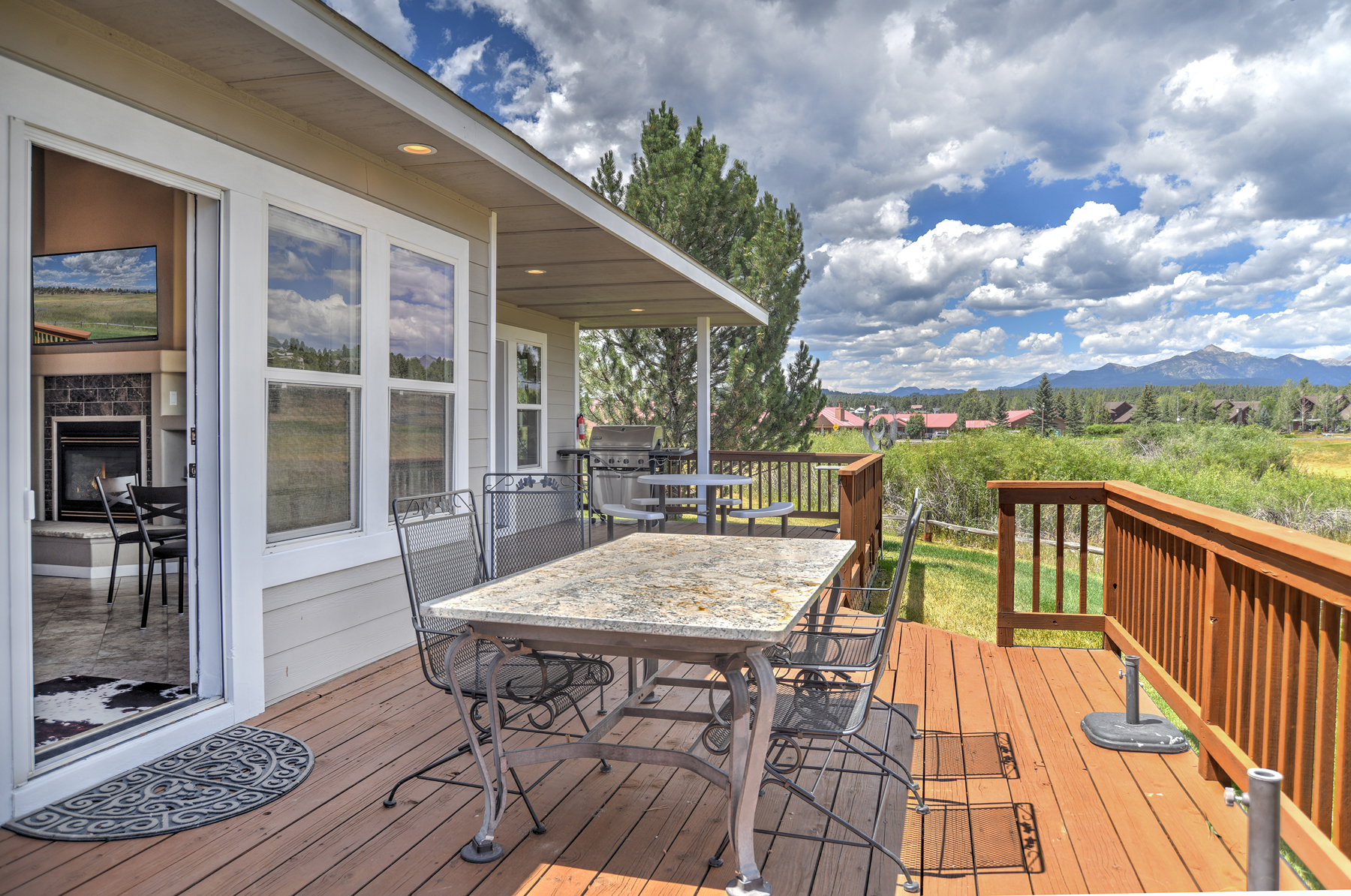 Outdoor entertaining with mountain views, views of the Meadows Course, the 9th hole. Outdoor grill and lots of seating. 
