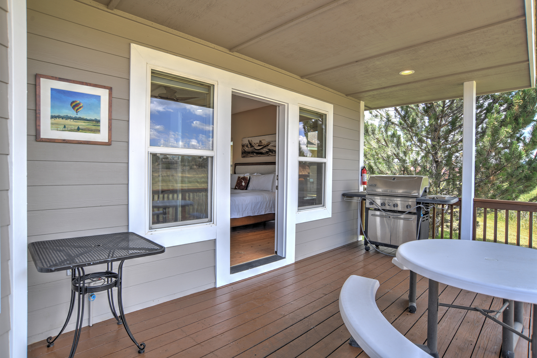 Outdoor entertaining with mountain views, views of the Meadows Course, the 9th hole. Outdoor grill and lots of seating. 