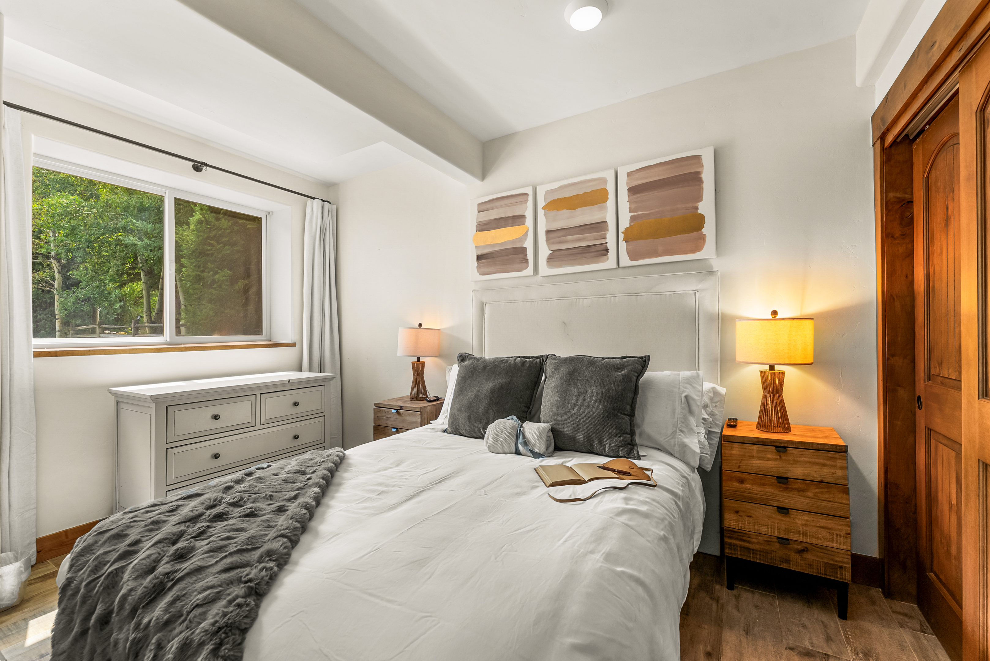 Bedroom 2: Queen bed, lower floor