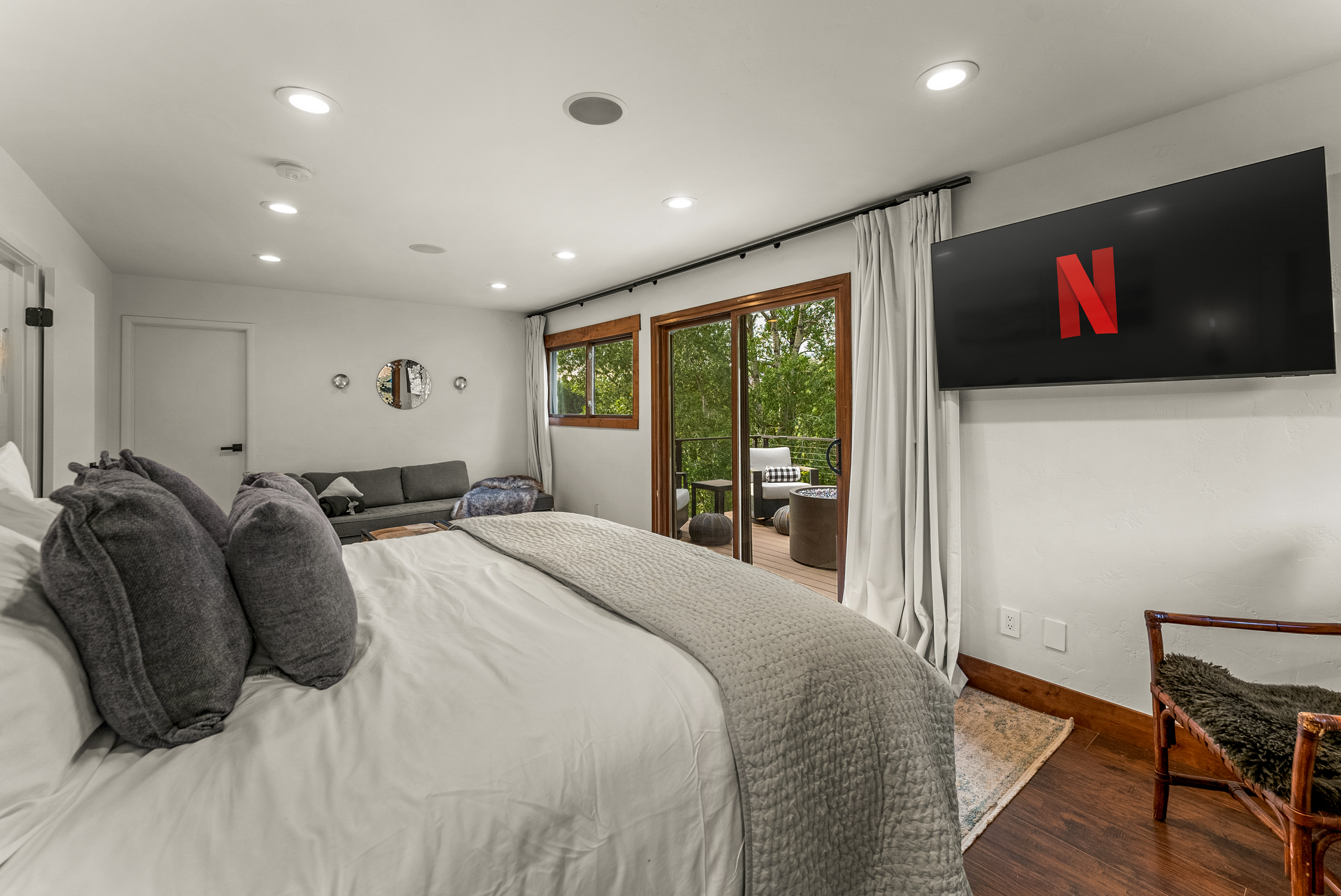 Bedroom 1: California king bed, walk-in closet, couch, private balcony, en-suite bathroom, upper floor