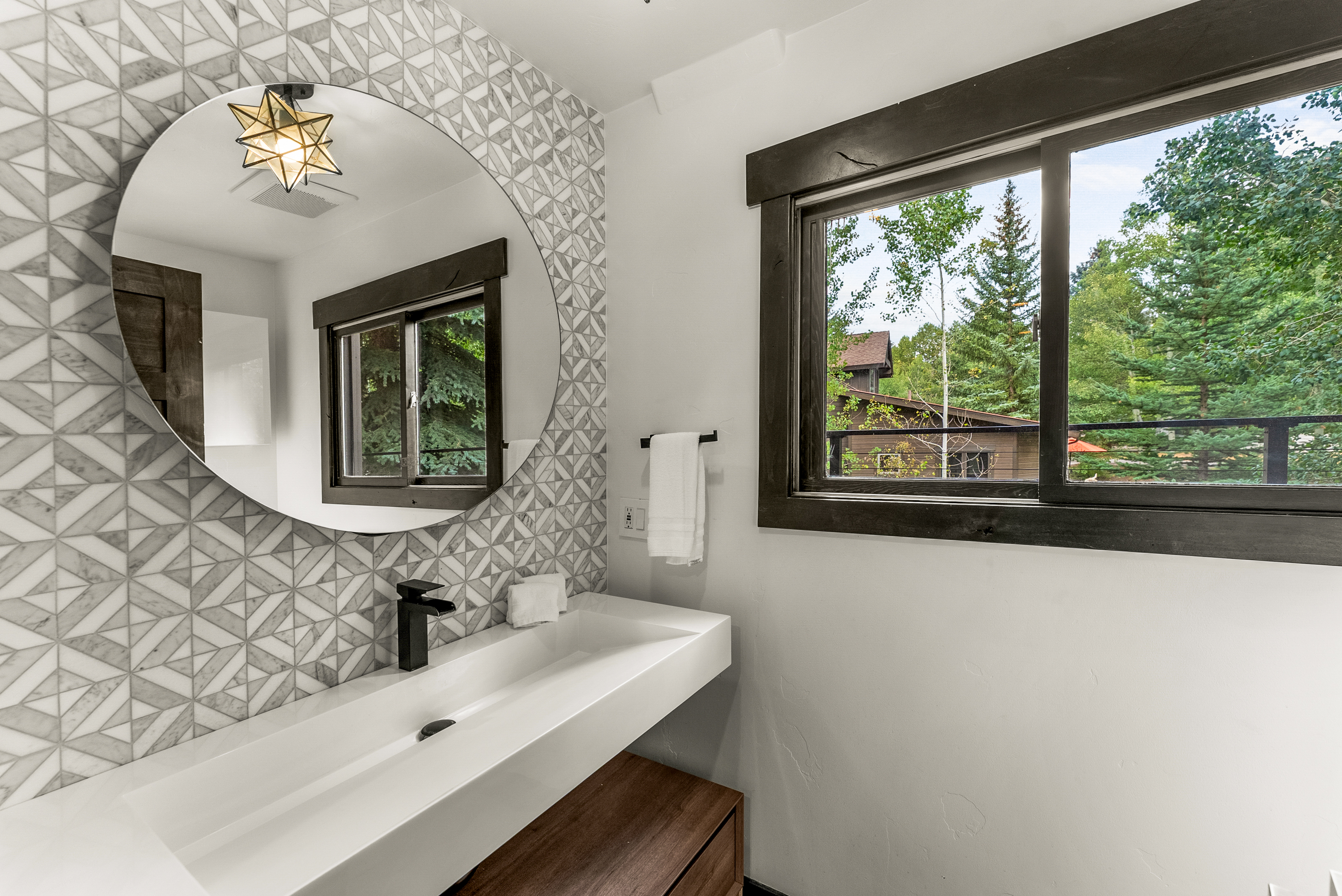 Half bathroom: Main floor