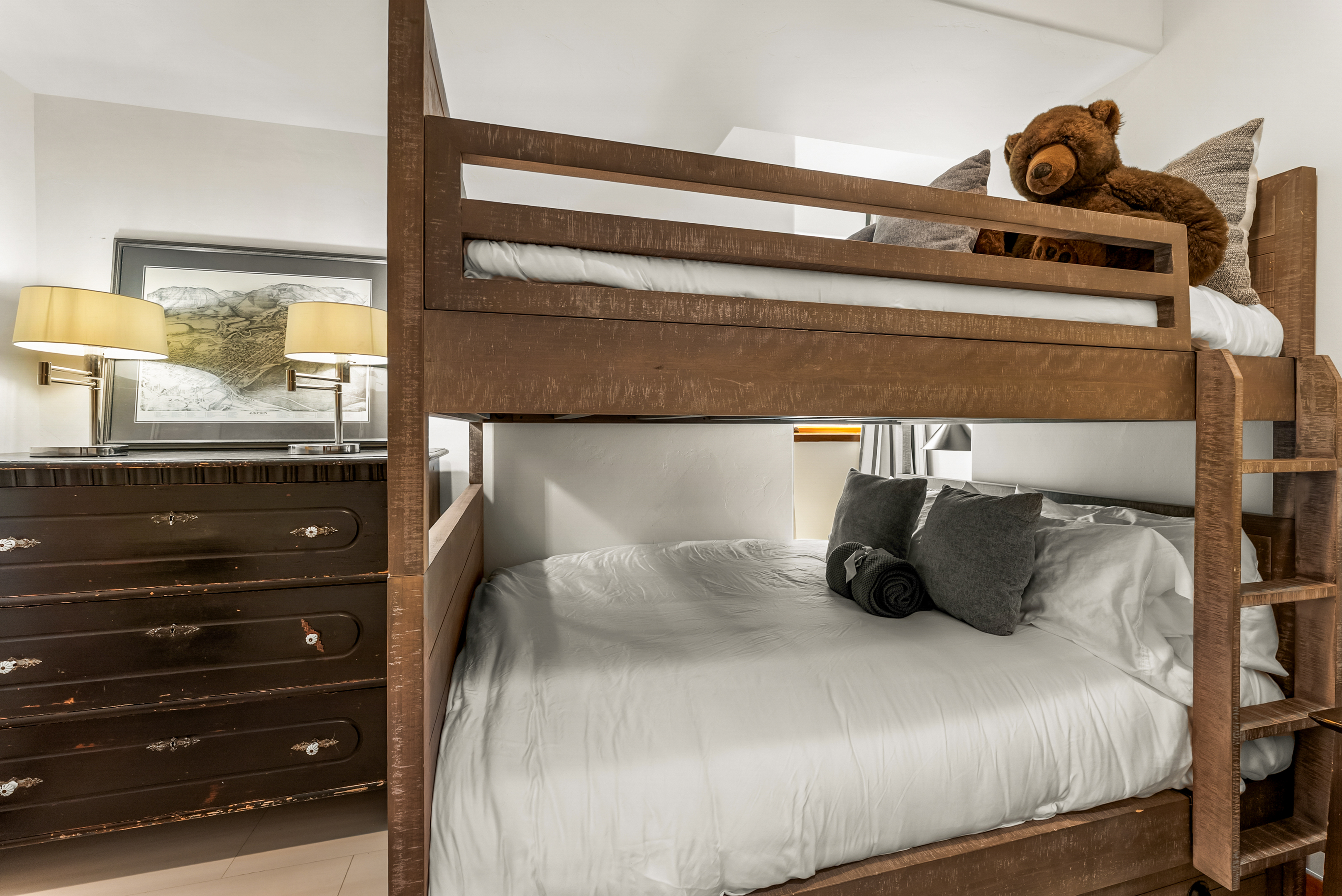 Bedroom 4: Queen-over-queen bunk bed, en-suite bathroom, lower floor