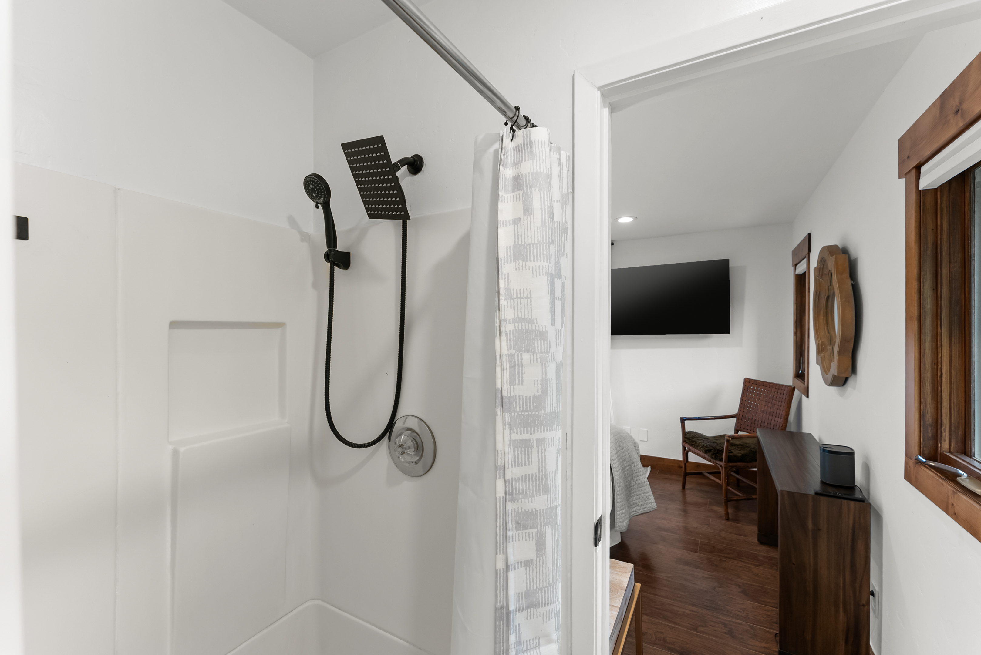 Bathroom 1: King en-suite, upper floor