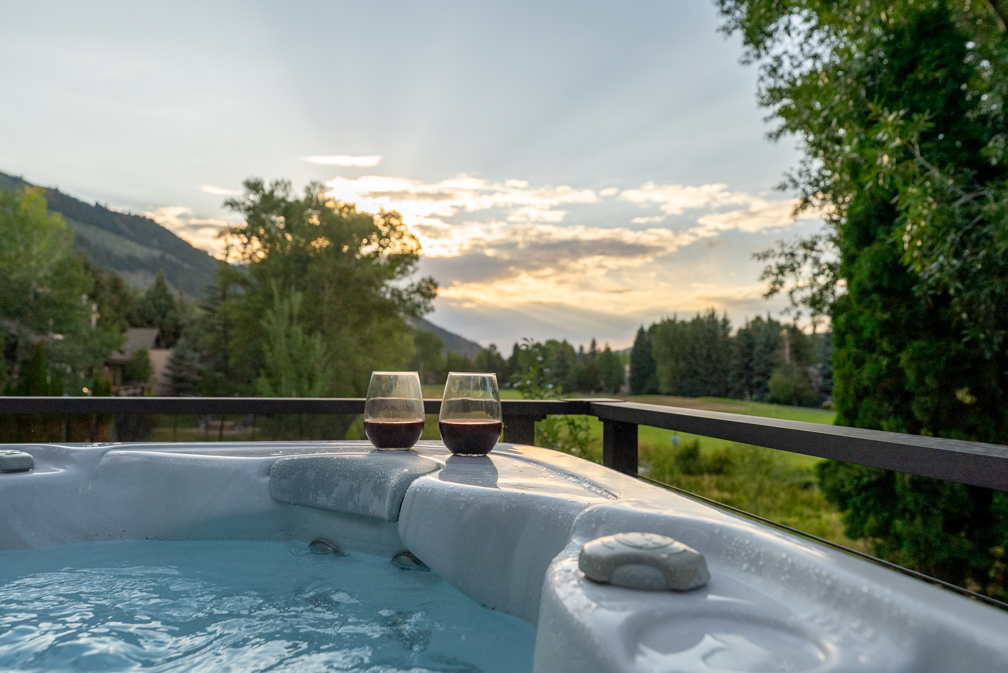 Patio: 8-person private hot tub