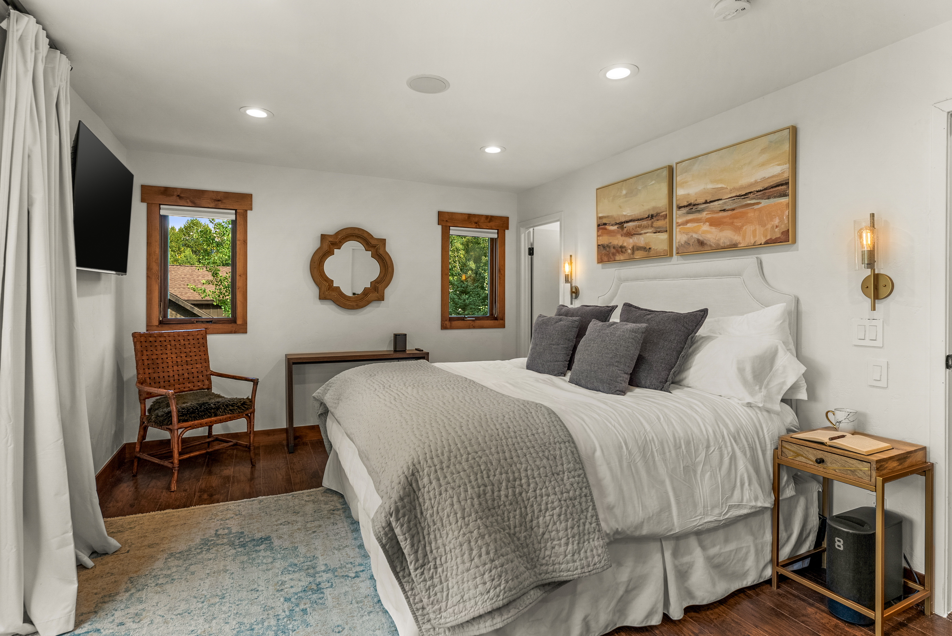 Bedroom 1: California king bed, walk-in closet, couch, private balcony, en-suite bathroom, upper floor