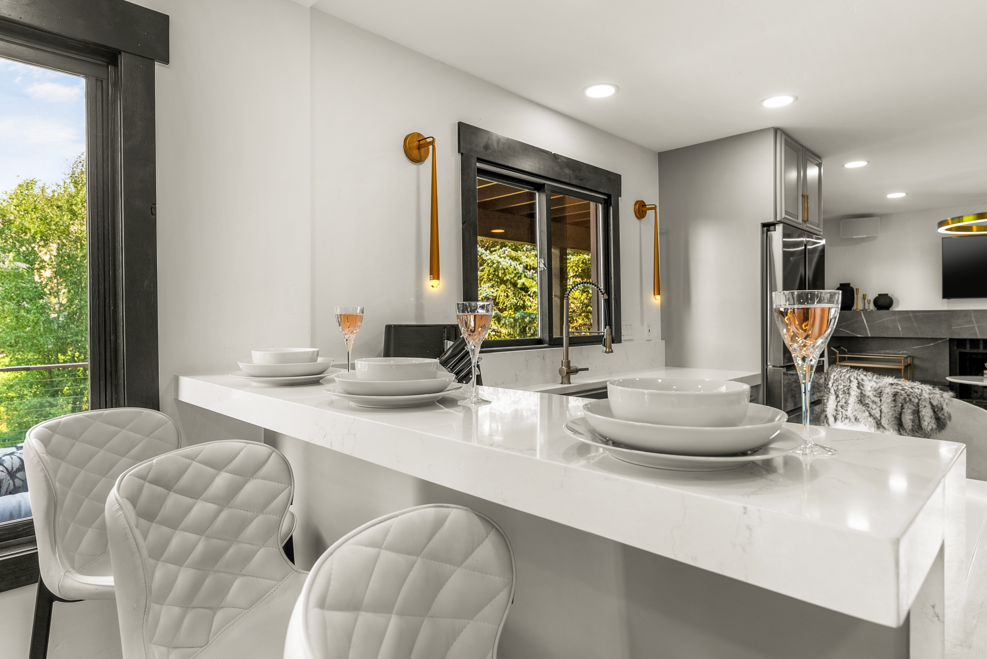 Kitchen: Bar seating for 3