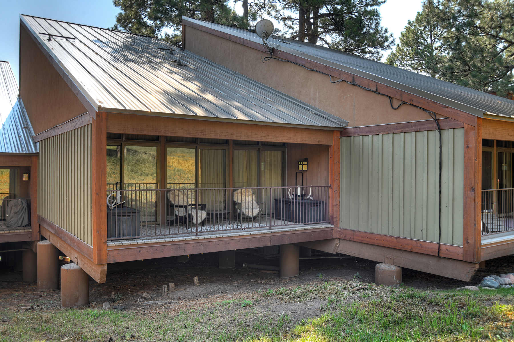 Views of the back deck. 