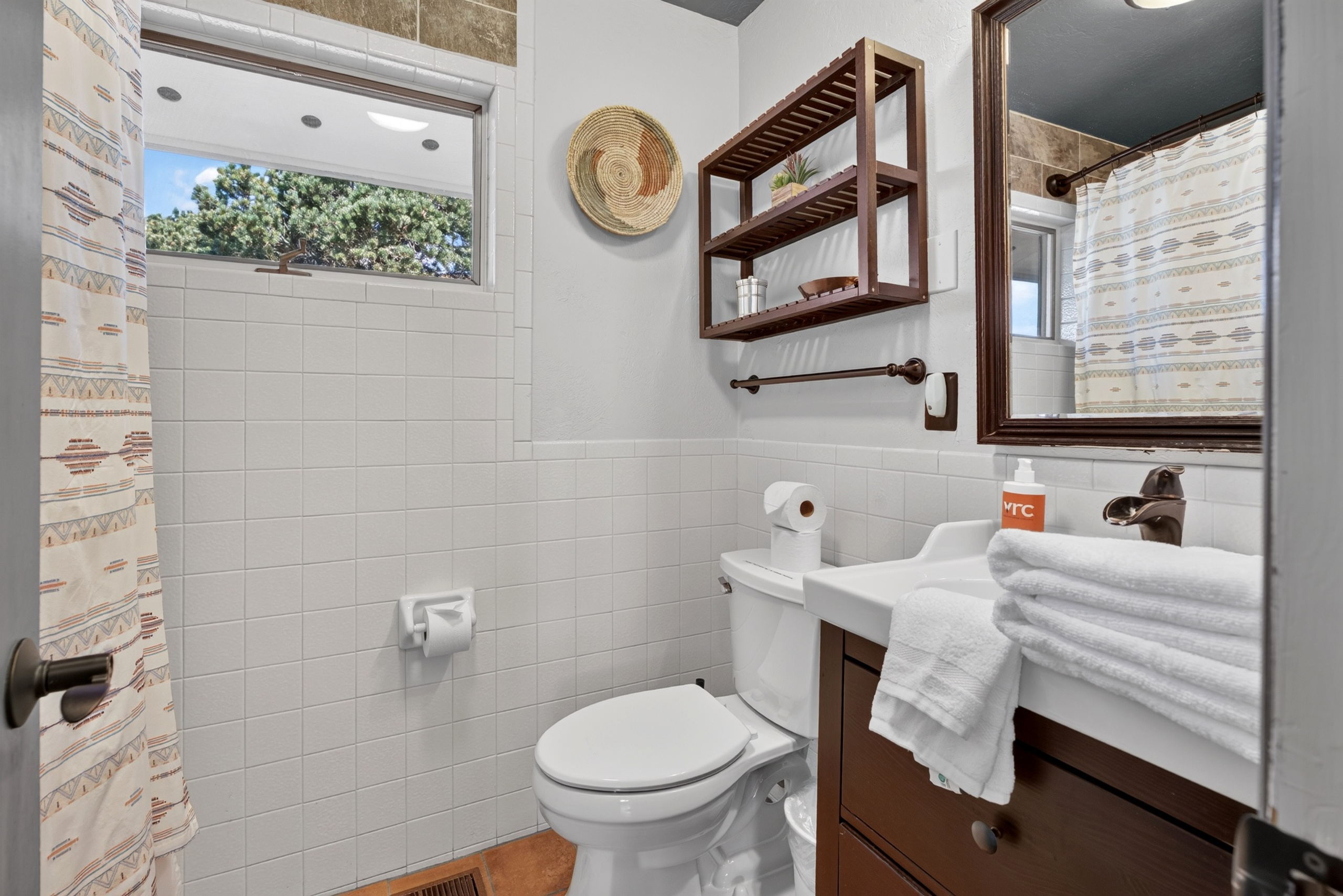 Full Bathroom 2: Tub/Shower Combo (Main Level)