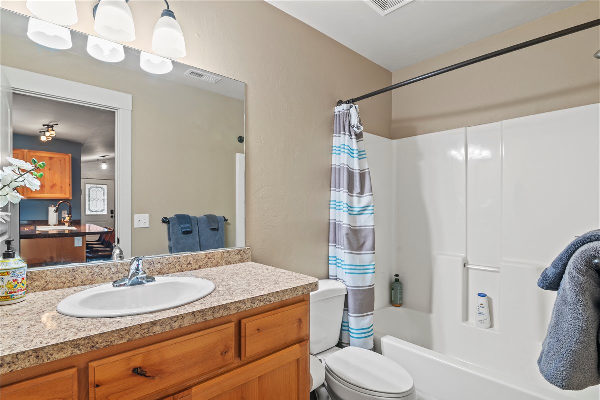 Ensuite bathroom with tub/shower combo