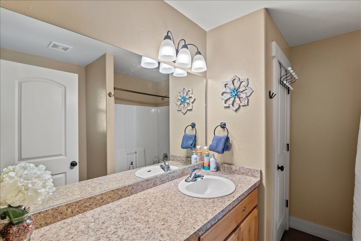 Guest full bathroom with tub/shower combo