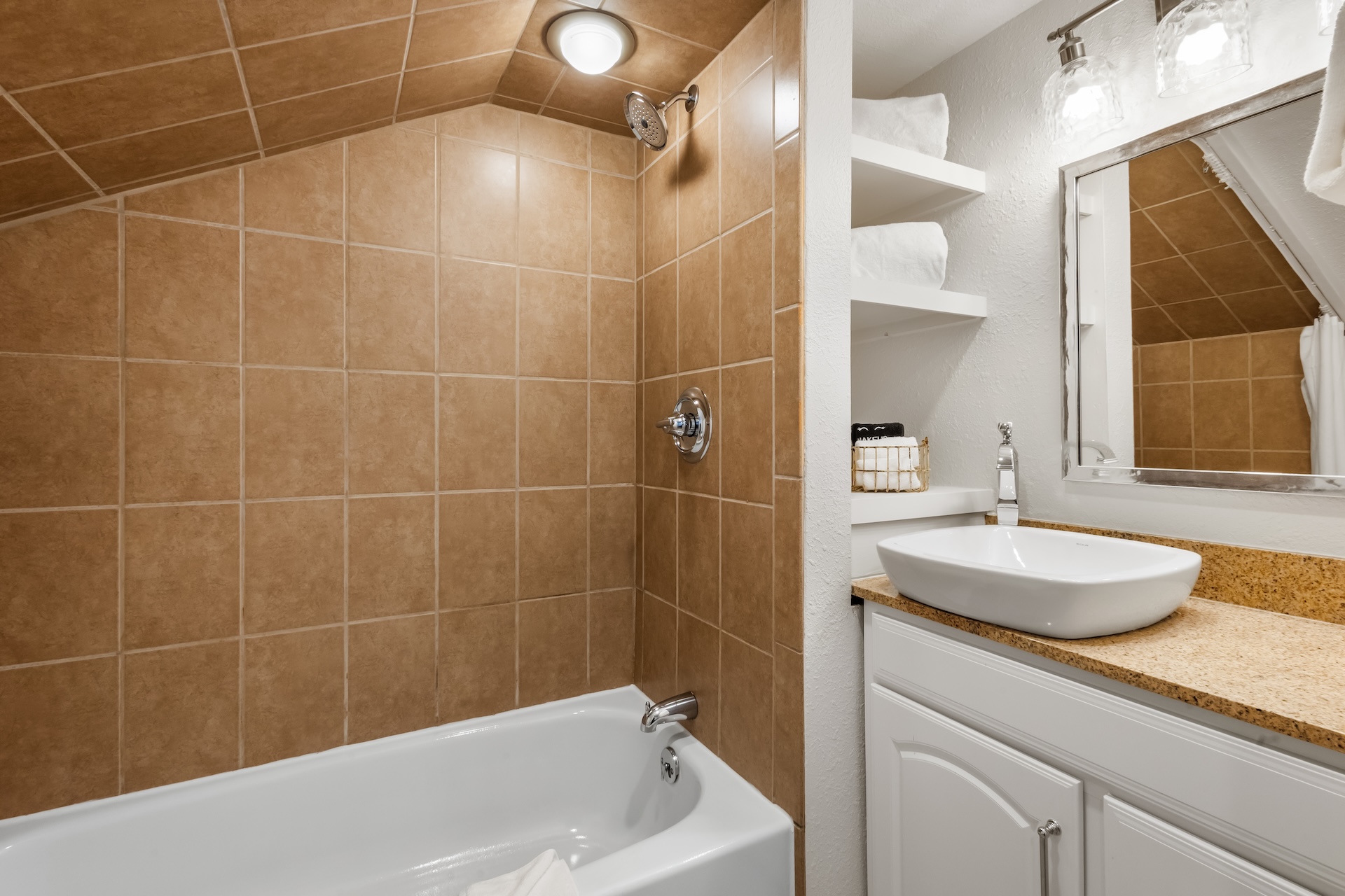 Second ensuite bathroom with a tub and shower combo. 