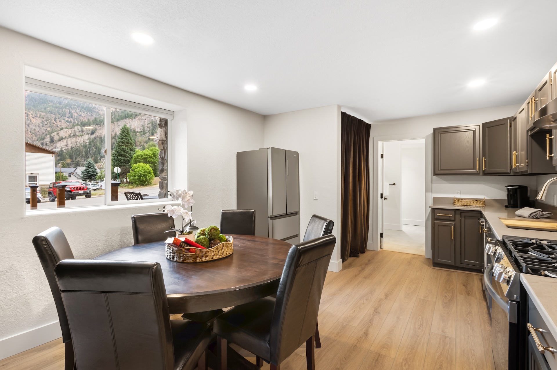 Fully equipped kitchen and a dining table that seats 6.
