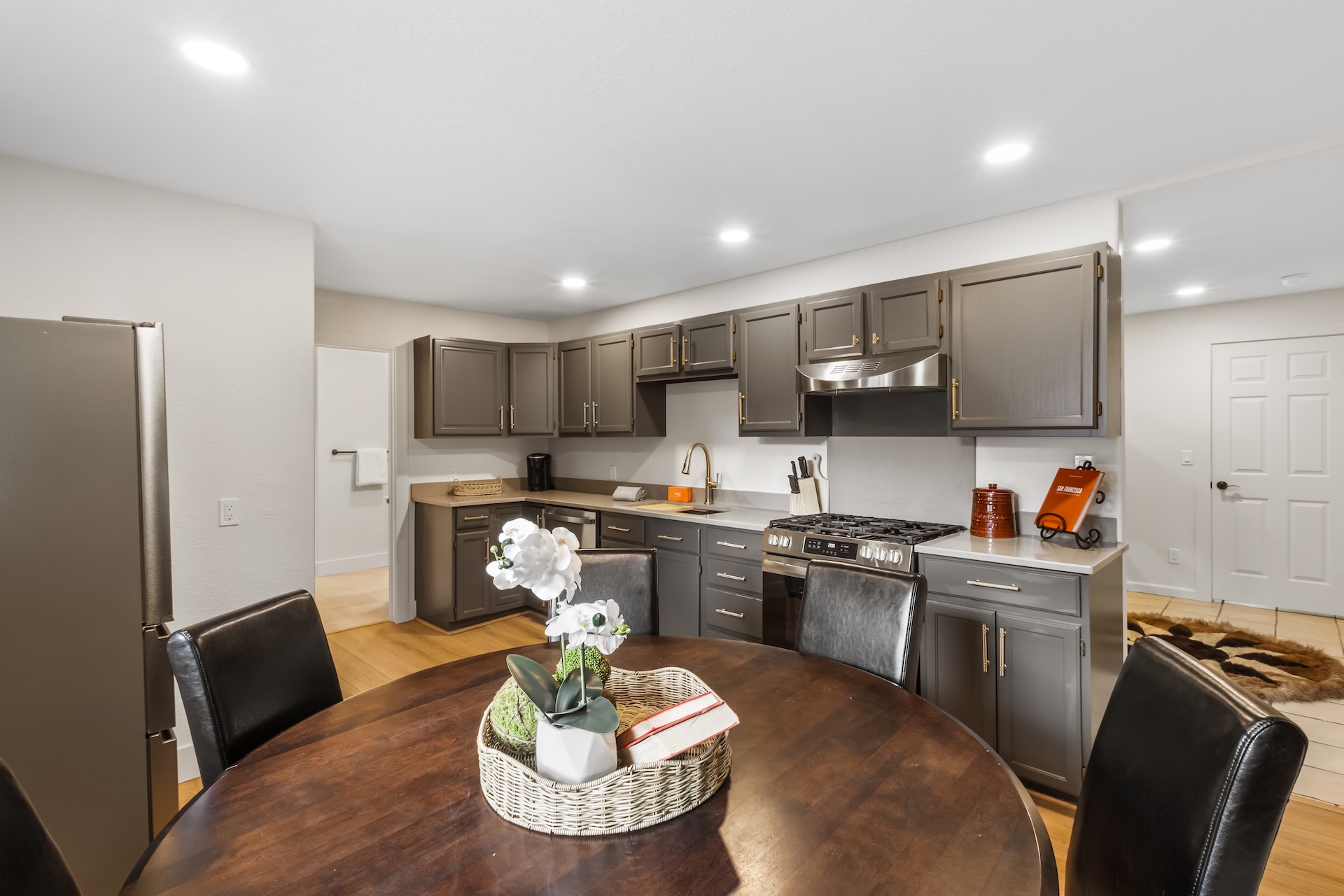 Fully equipped kitchen and a dining table that seats 6.