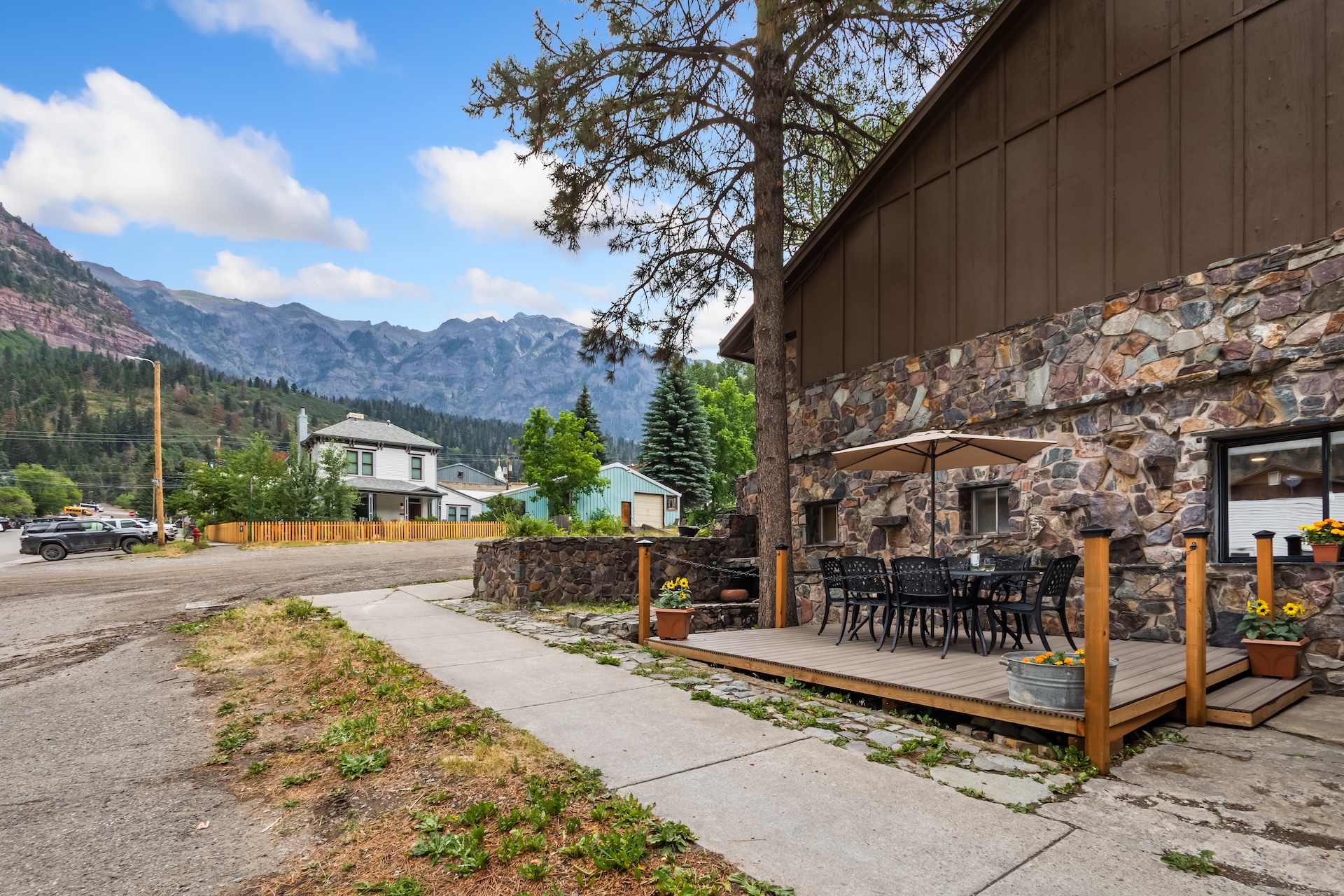 Lower side deck with outdoor dining space for 6 and mountain views.