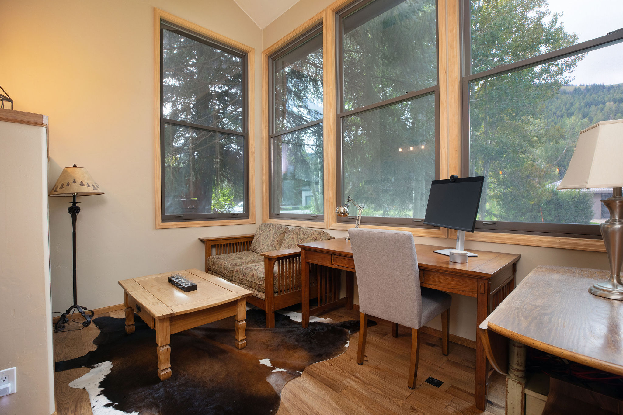 Office area with desk and chair – convenient space for remote workers. 