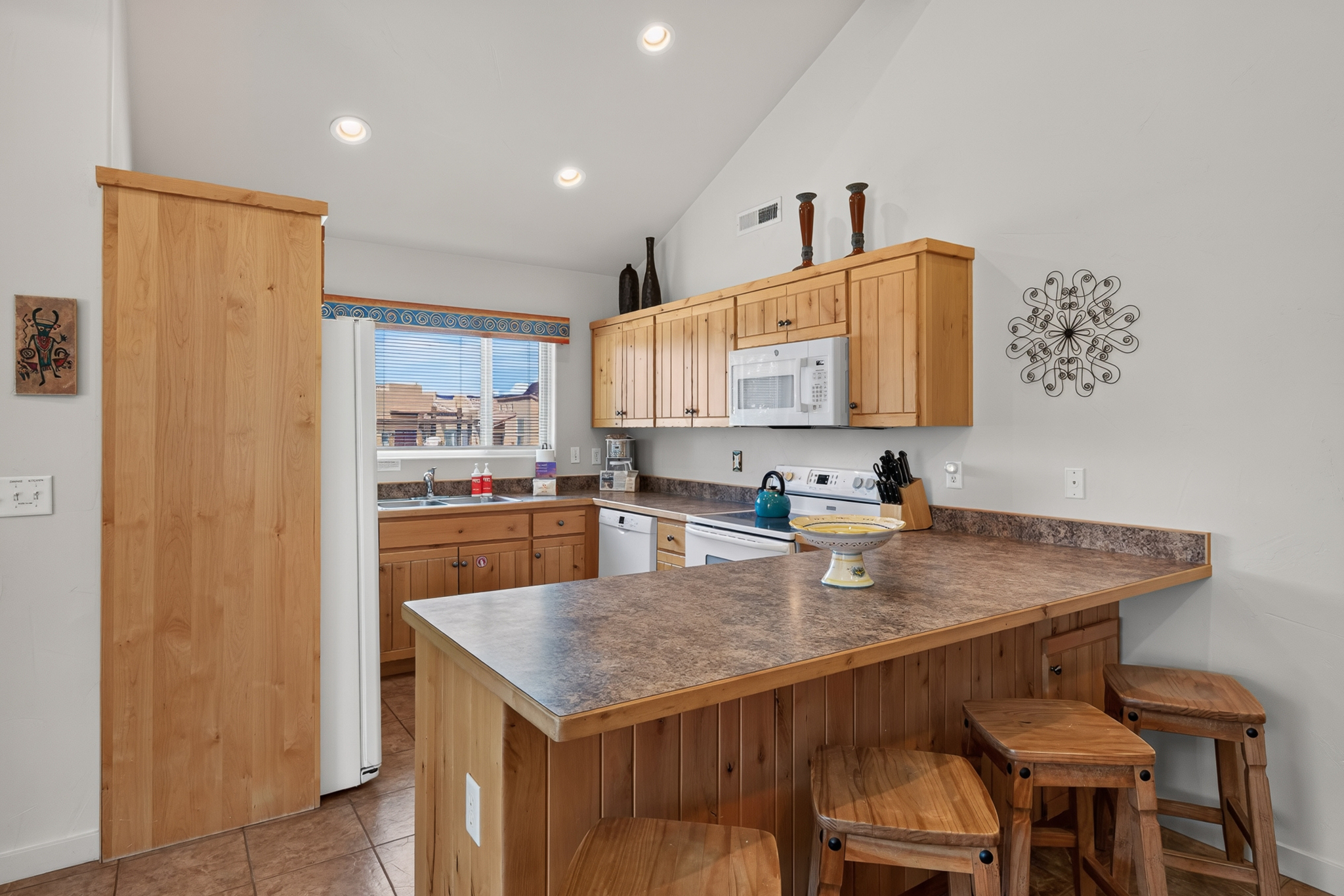 Kitchen area with breakfast bar seating for 4.