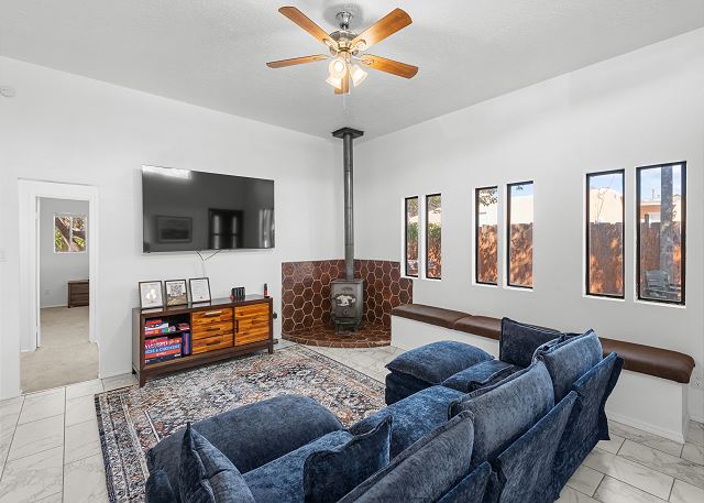 New! 5-Bedroom Pet-Friendly Retreat | Hot Tub | Backyard | Nintendo Switch