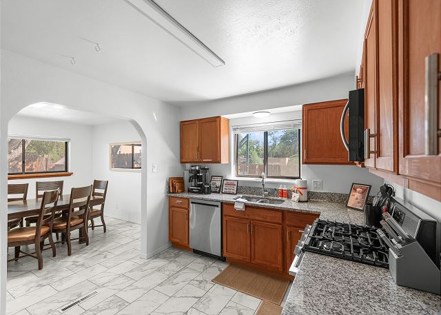 New! 5-Bedroom Pet-Friendly Retreat | Hot Tub | Backyard | Nintendo Switch 8